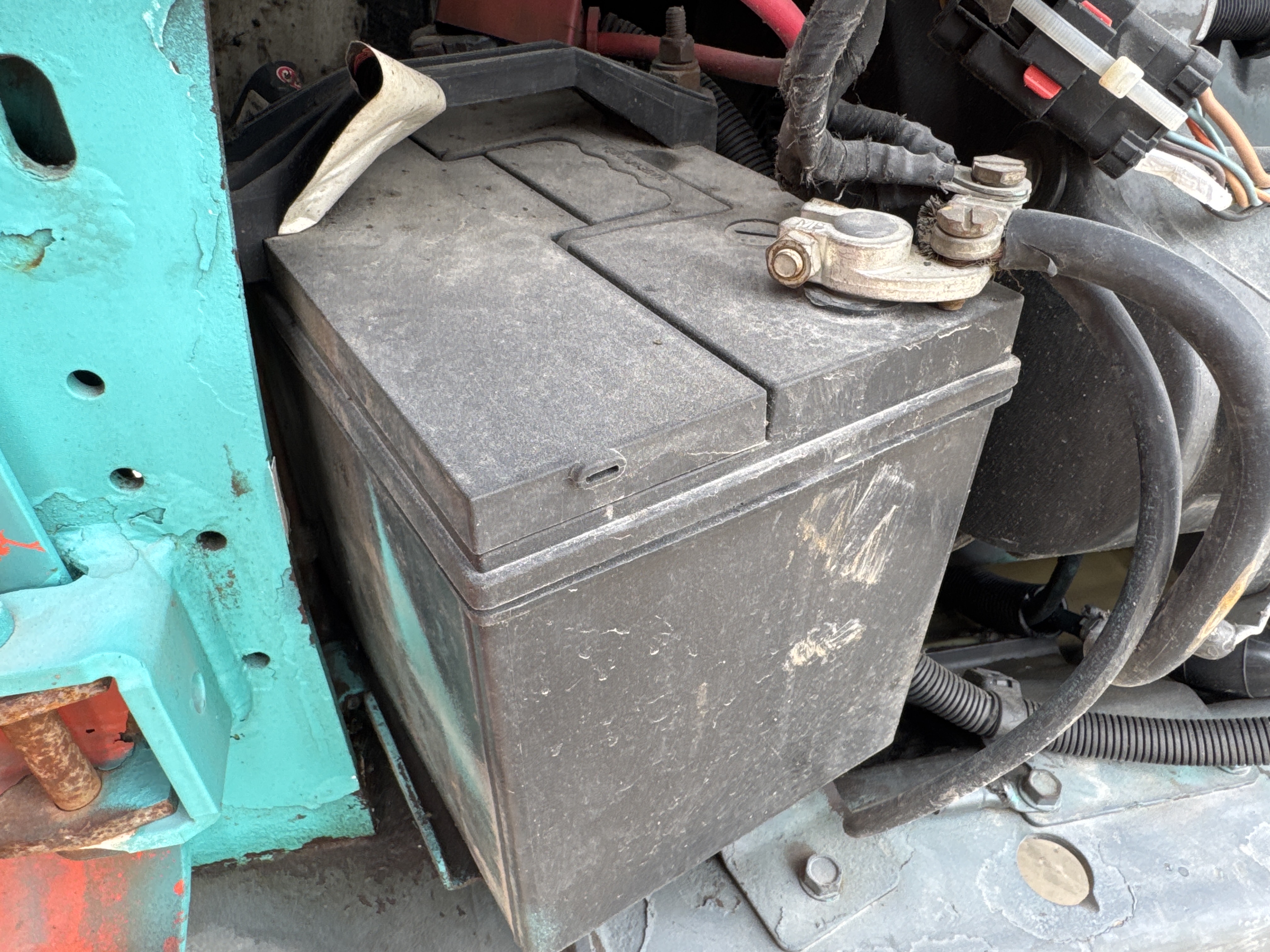SSL-015-Bobcat-S510-Skid-steer-loaders-inspection-Electronics-Battery-2