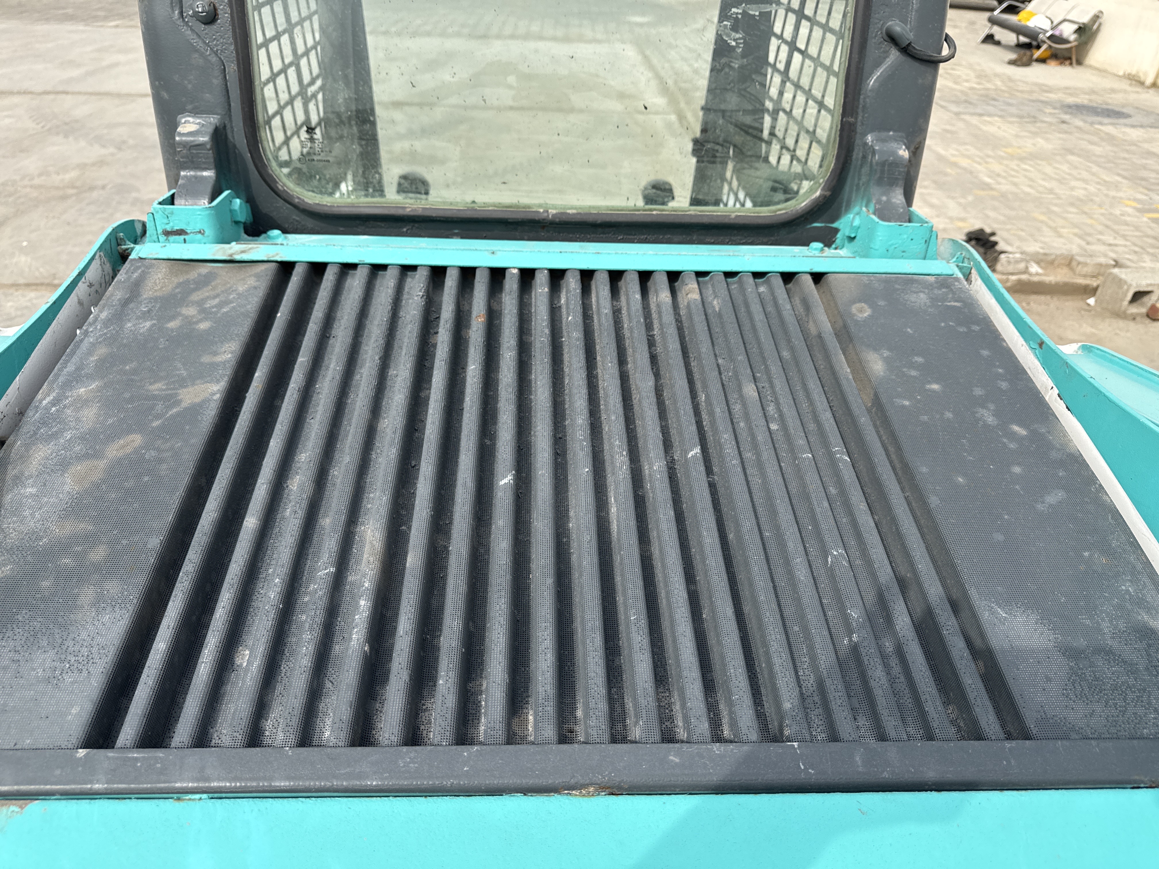 SSL-015-Bobcat-S510-Skid-steer-loaders-inspection-Structure-Sheet-metal-(fiberglass)-2
