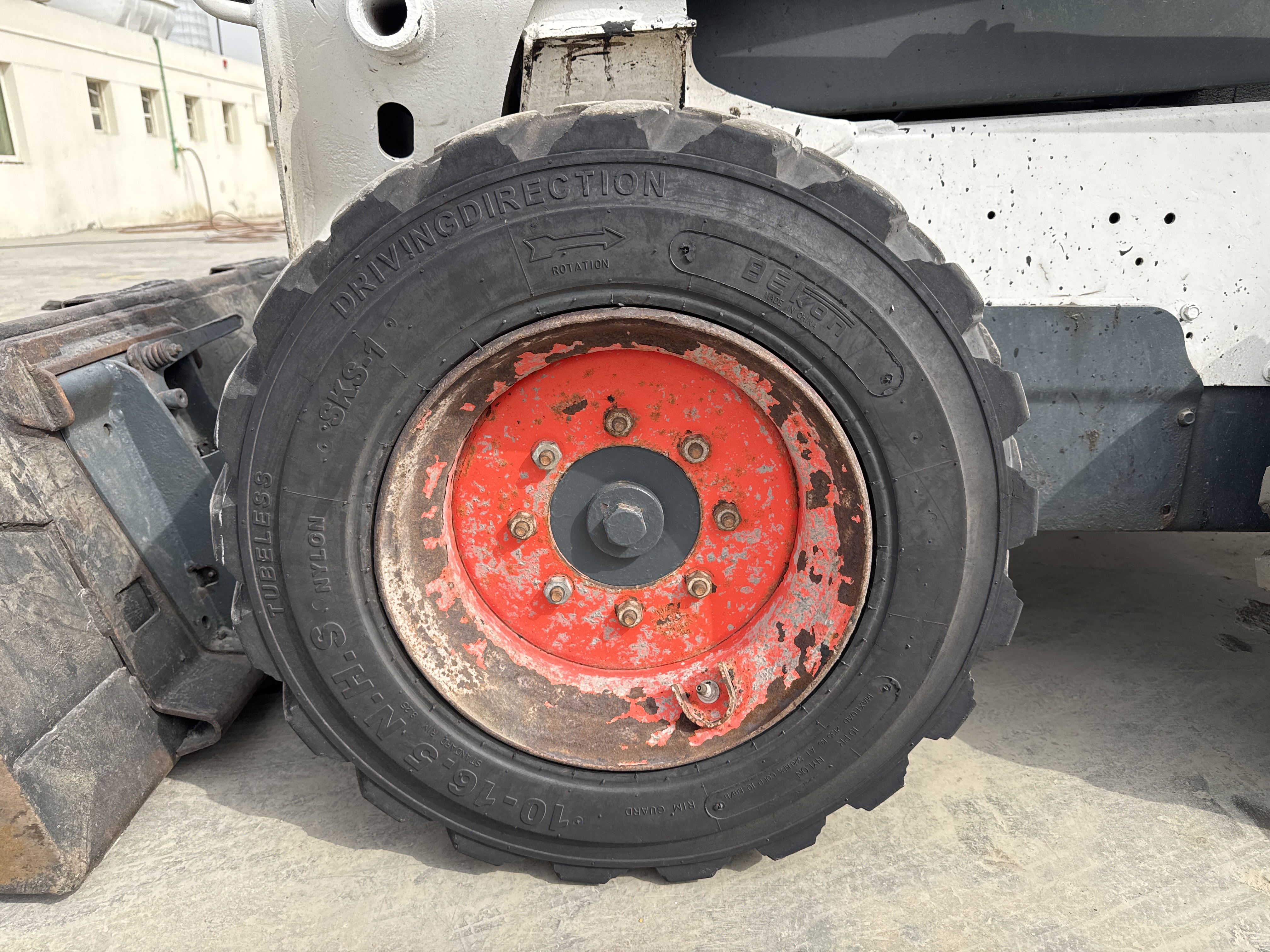 SSL-015-Bobcat-S510-Skid-steer-loaders-inspection-Chassis-Left-front-tire-/-wheel-hub---condition-2