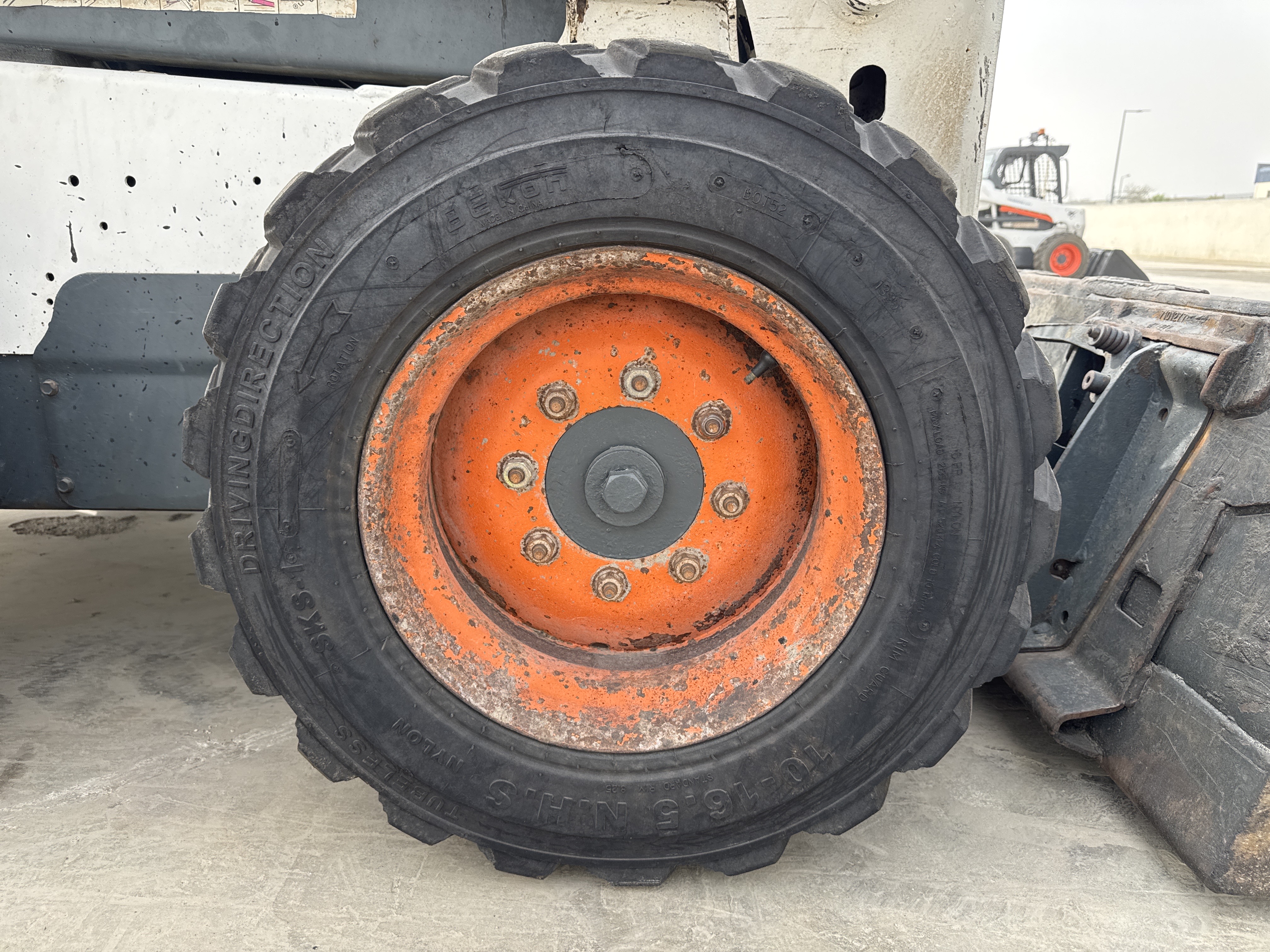 SSL-015-Bobcat-S510-Skid-steer-loaders-inspection-Chassis-Right-front-tire-/-wheel-hub---condition-2