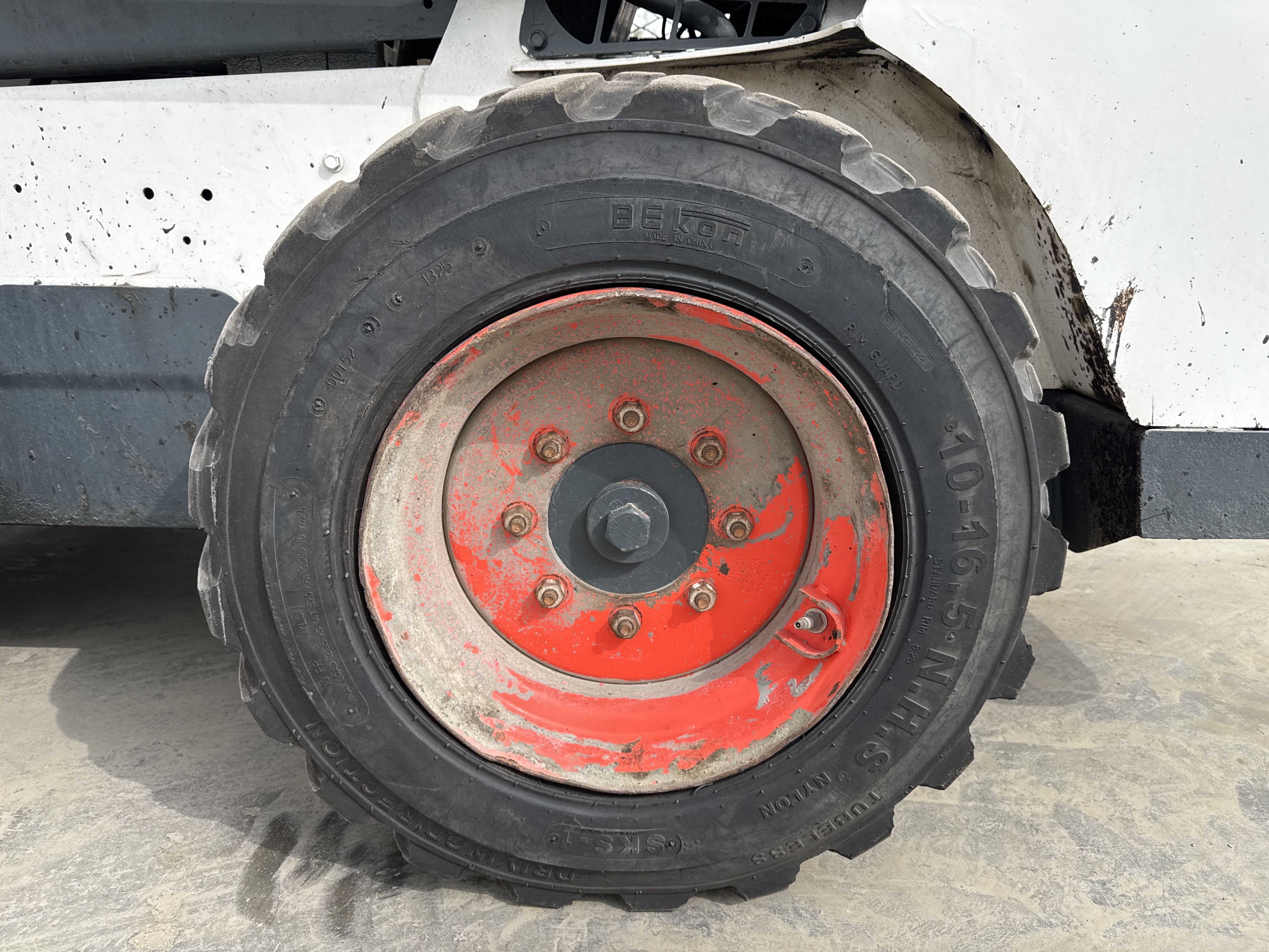 SSL-015-Bobcat-S510-Skid-steer-loaders-inspection-Chassis-Left-rear-tire-/-wheel-hub---condition-2