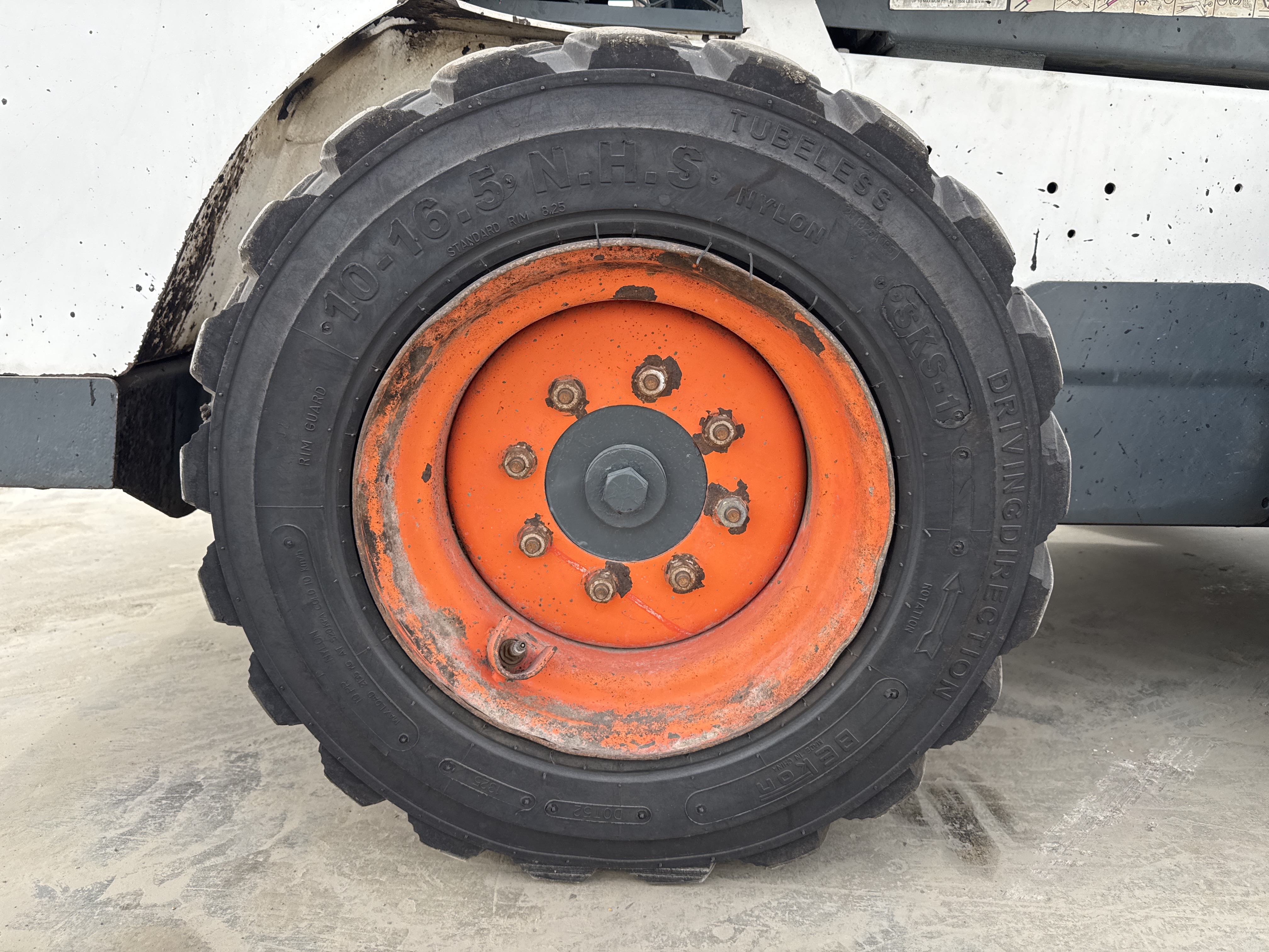 SSL-015-Bobcat-S510-Skid-steer-loaders-inspection-Chassis-Right-rear-tire-/-wheel-hub---condition-2