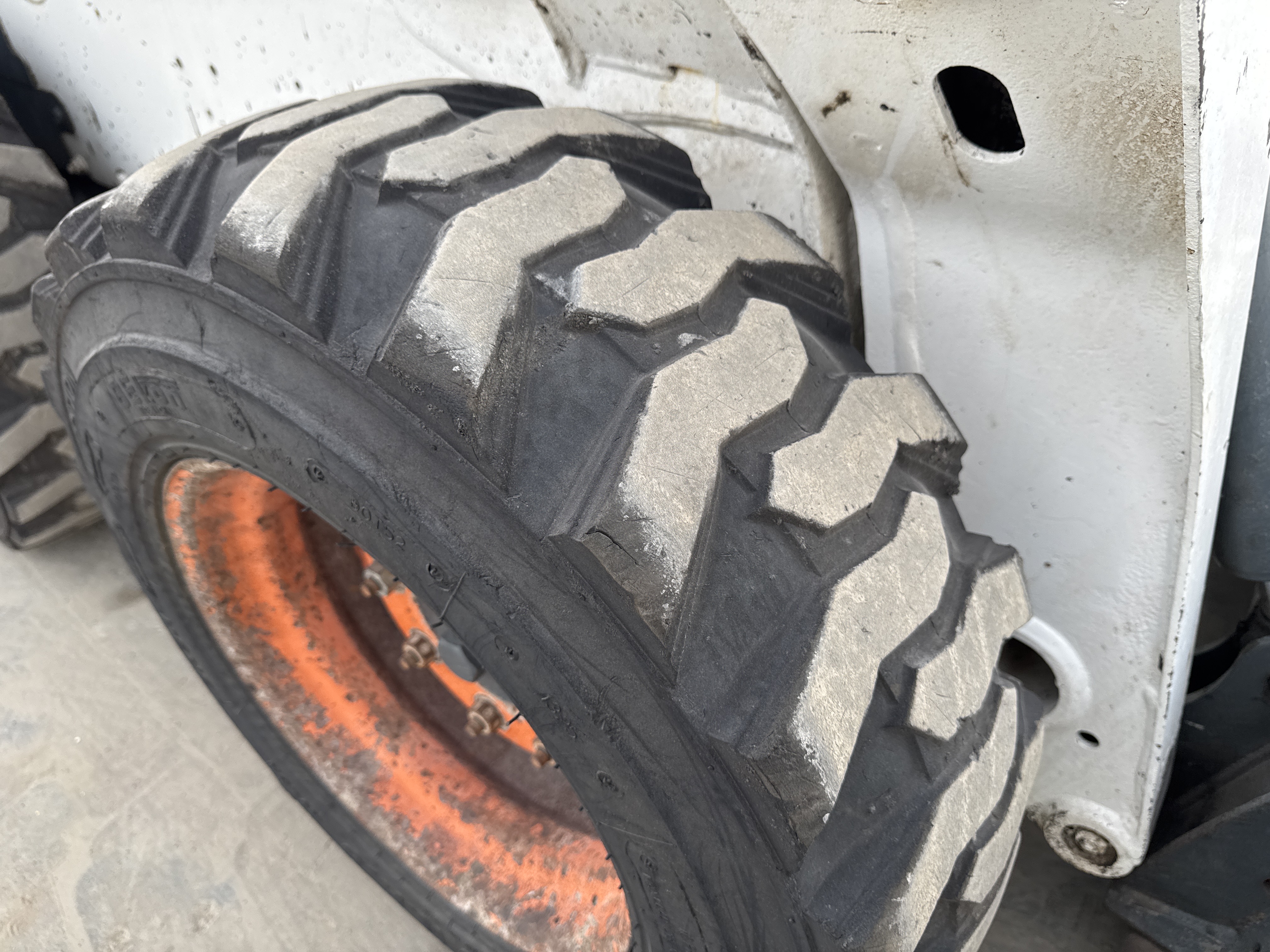 SSL-015-Bobcat-S510-Skid-steer-loaders-inspection-Chassis-Left-front-tire---tread-depth-2