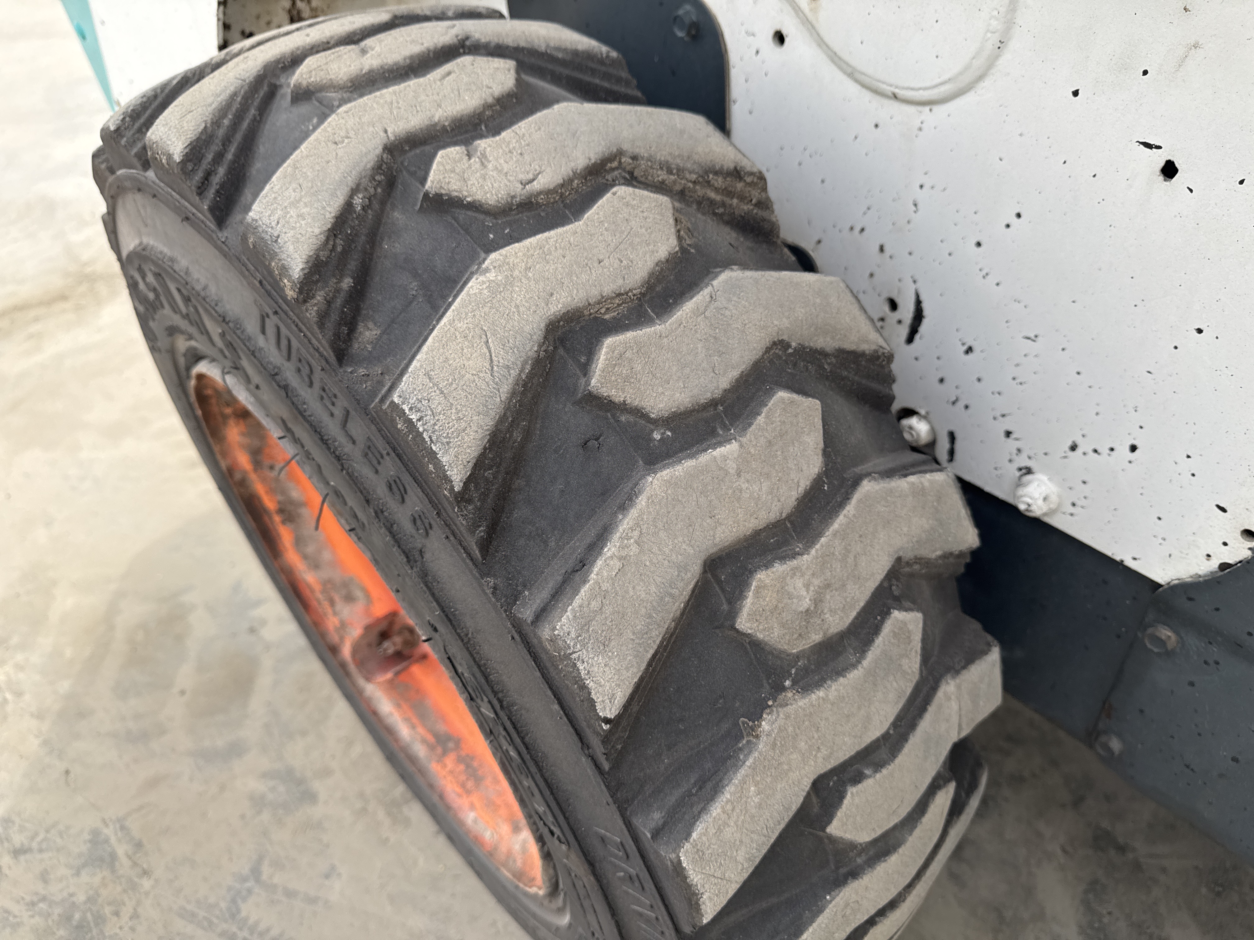 SSL-015-Bobcat-S510-Skid-steer-loaders-inspection-Chassis-Left-rear-tire---tread-depth-2