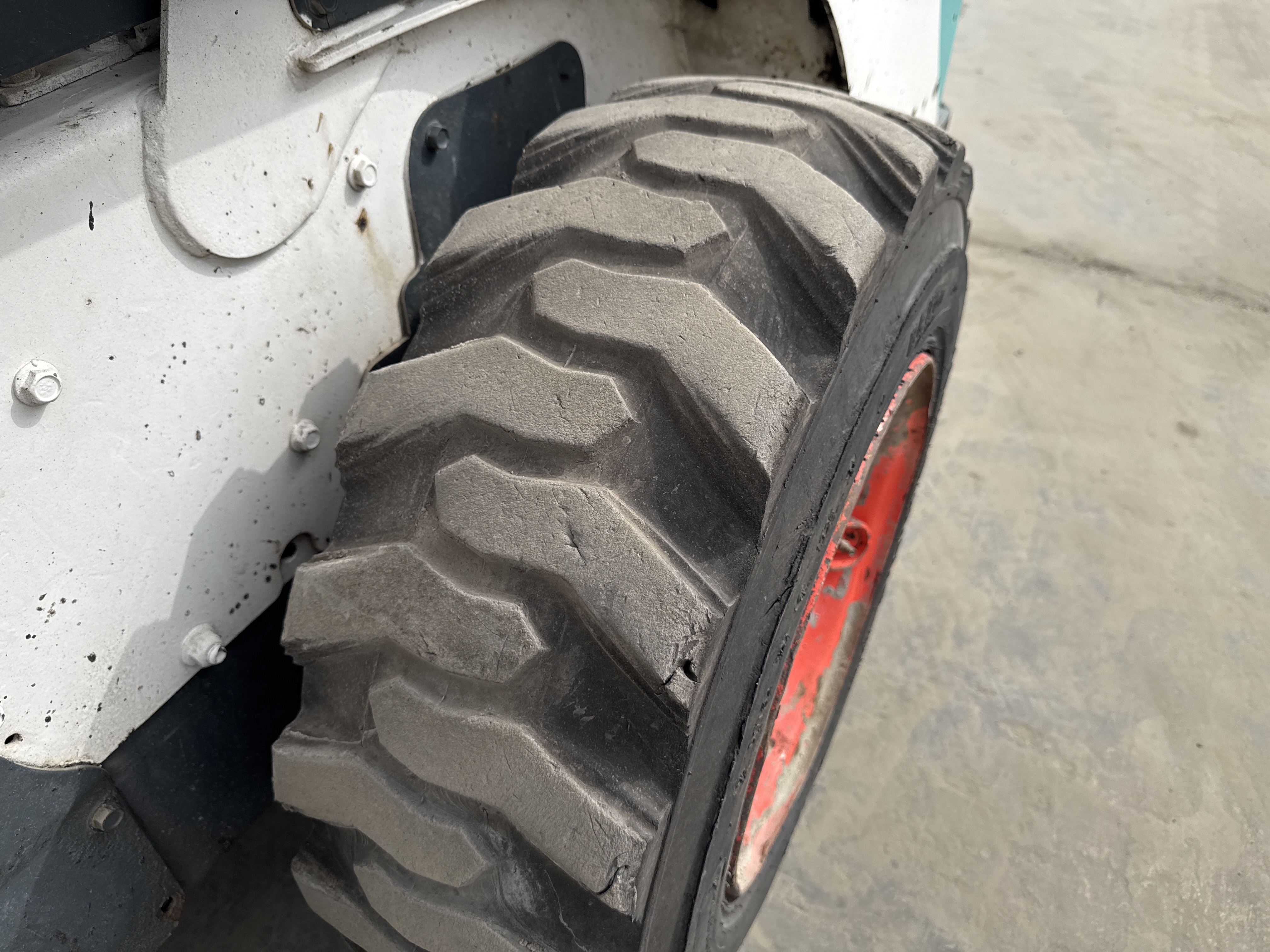 SSL-015-Bobcat-S510-Skid-steer-loaders-inspection-Chassis-Right-rear-tire---tread-depth-2