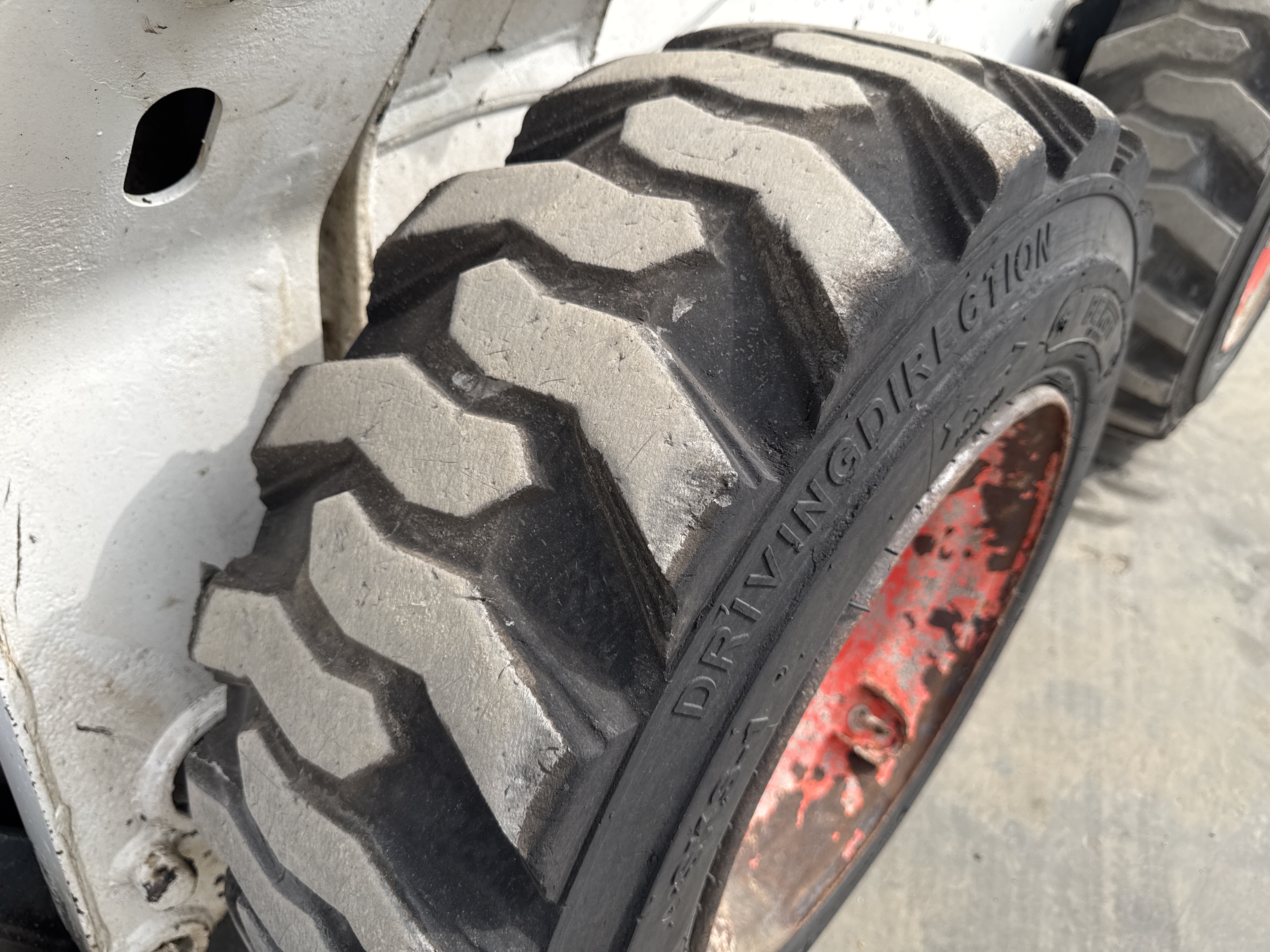 SSL-015-Bobcat-S510-Skid-steer-loaders-inspection-Chassis-Right-front-tire---tread-depth-2