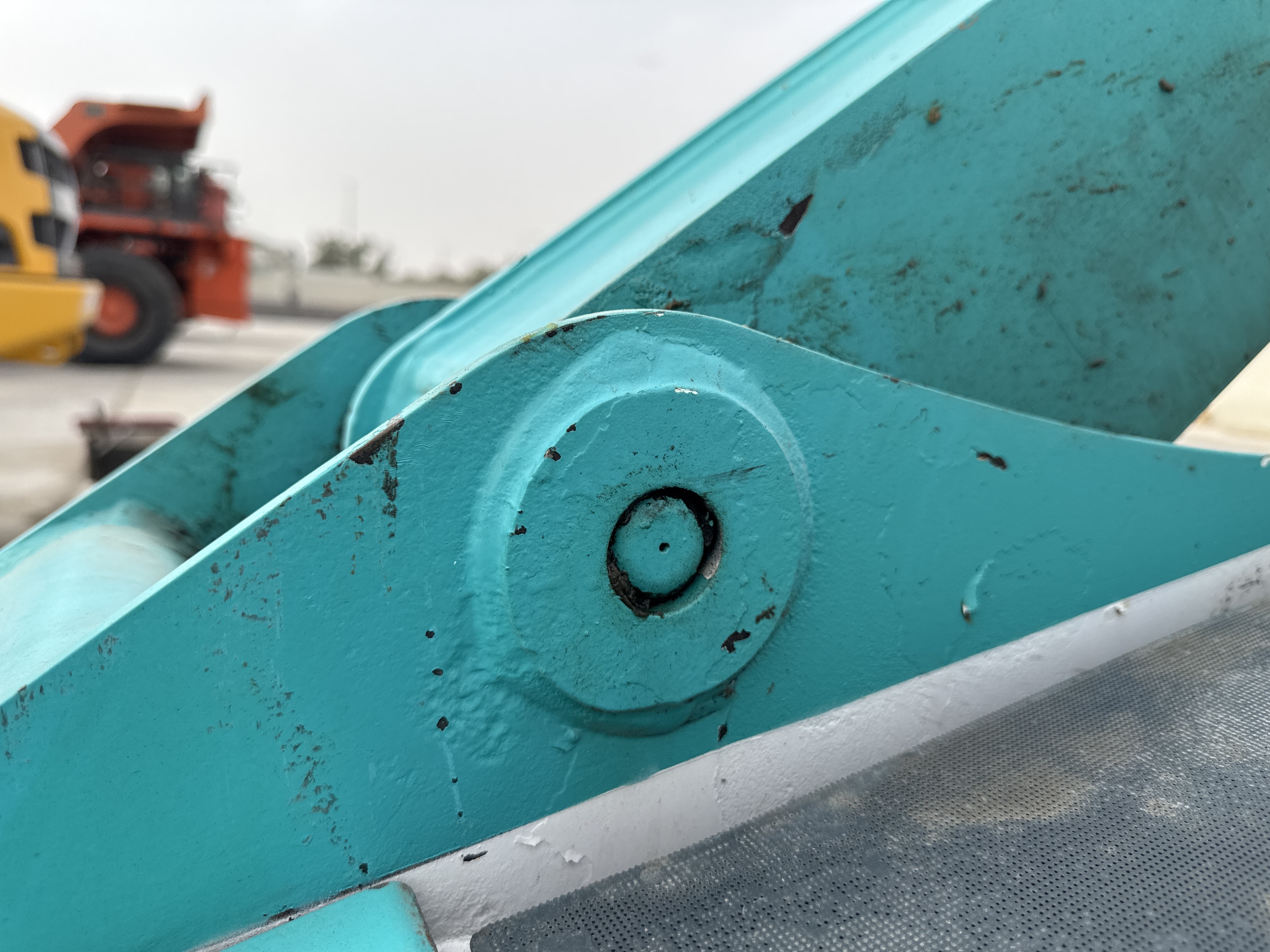 SSL-015-Bobcat-S510-Skid-steer-loaders-inspection-Chassis-Lift-arm-base-pin-and-bushings-2