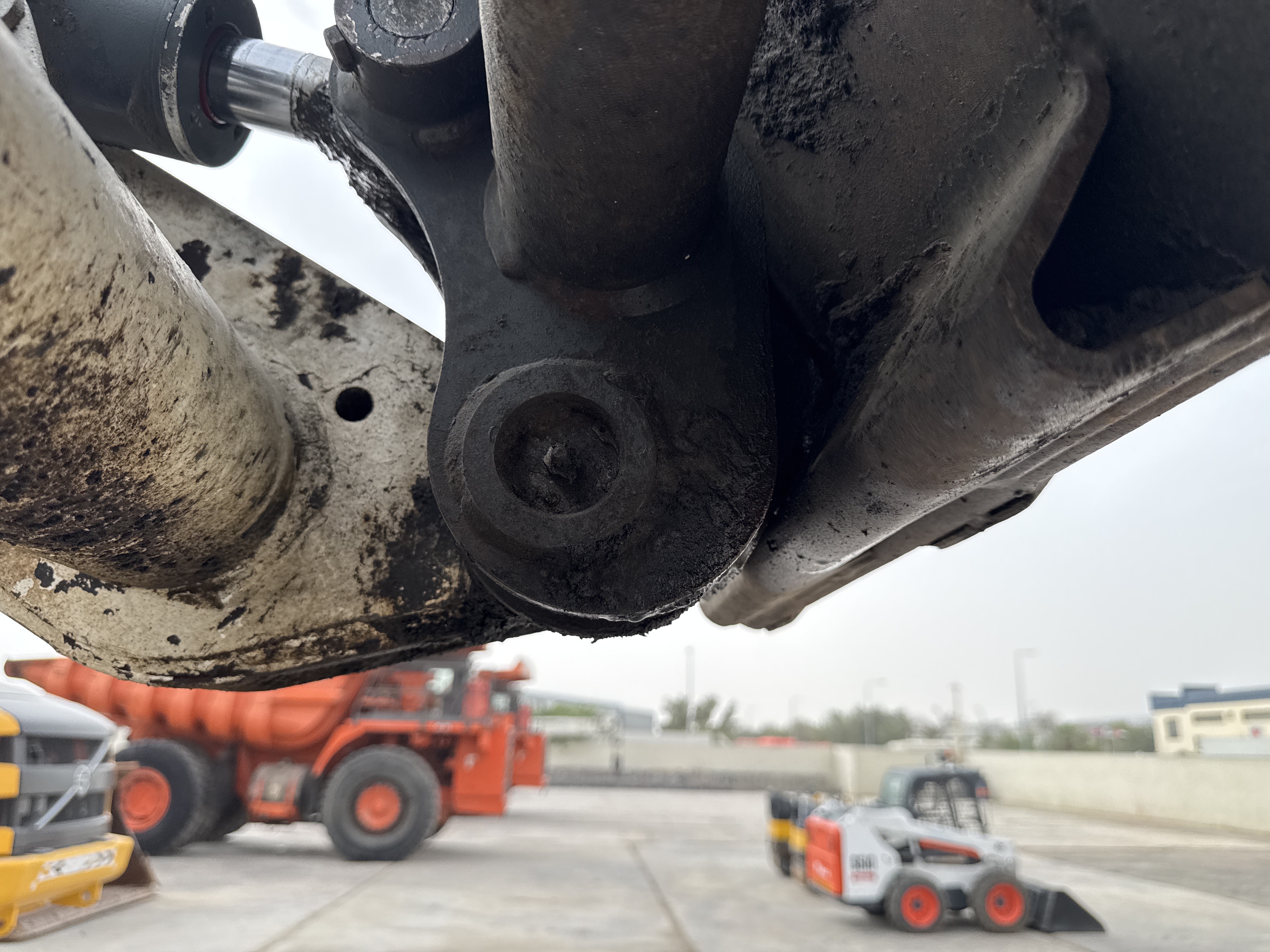 SSL-015-Bobcat-S510-Skid-steer-loaders-inspection-Chassis-Pins-and-bushings-lift-arm-to-bucket-2
