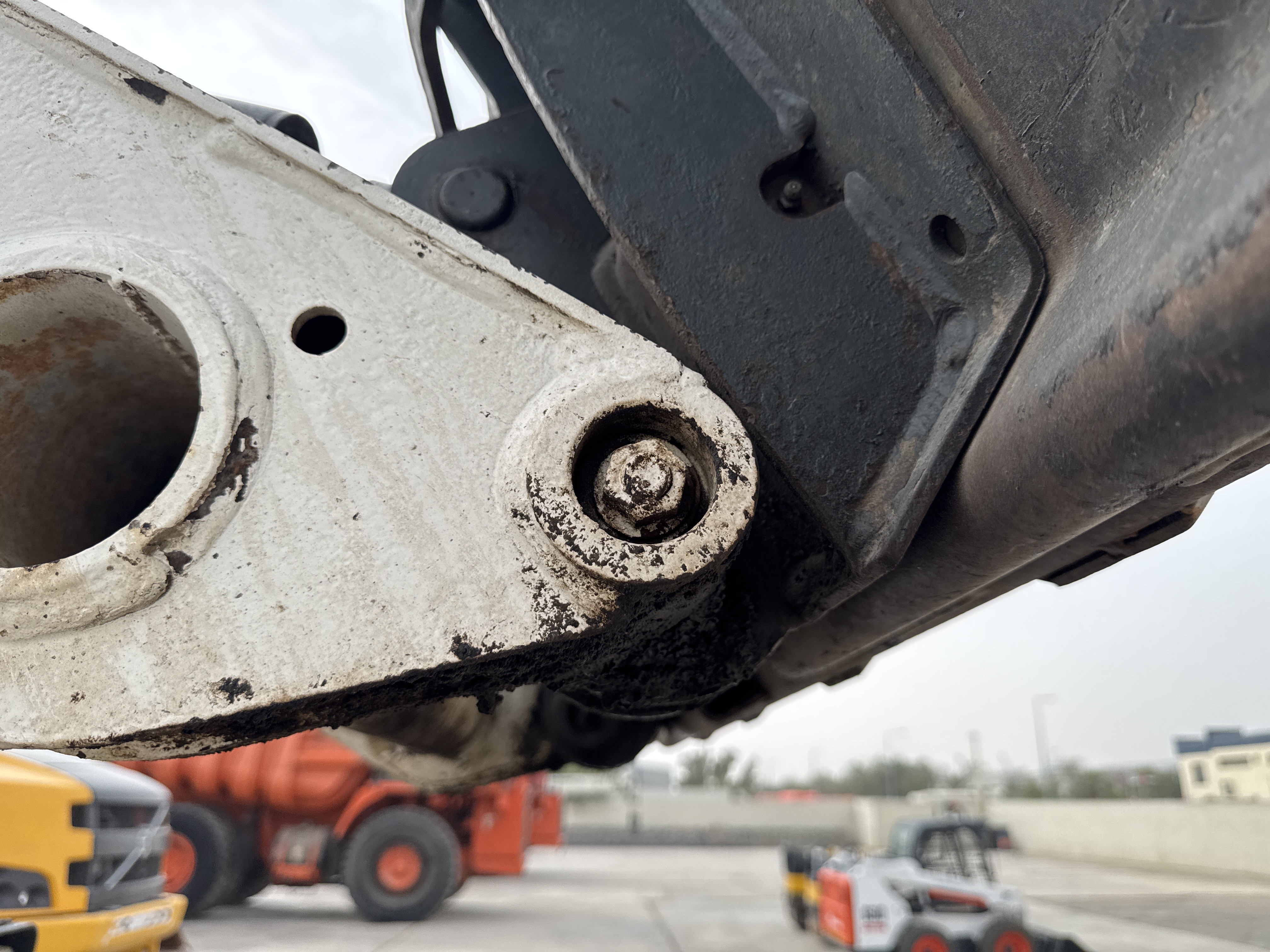 SSL-015-Bobcat-S510-Skid-steer-loaders-inspection-Chassis-Pins-and-bushings-lift-arm-to-bucket-2