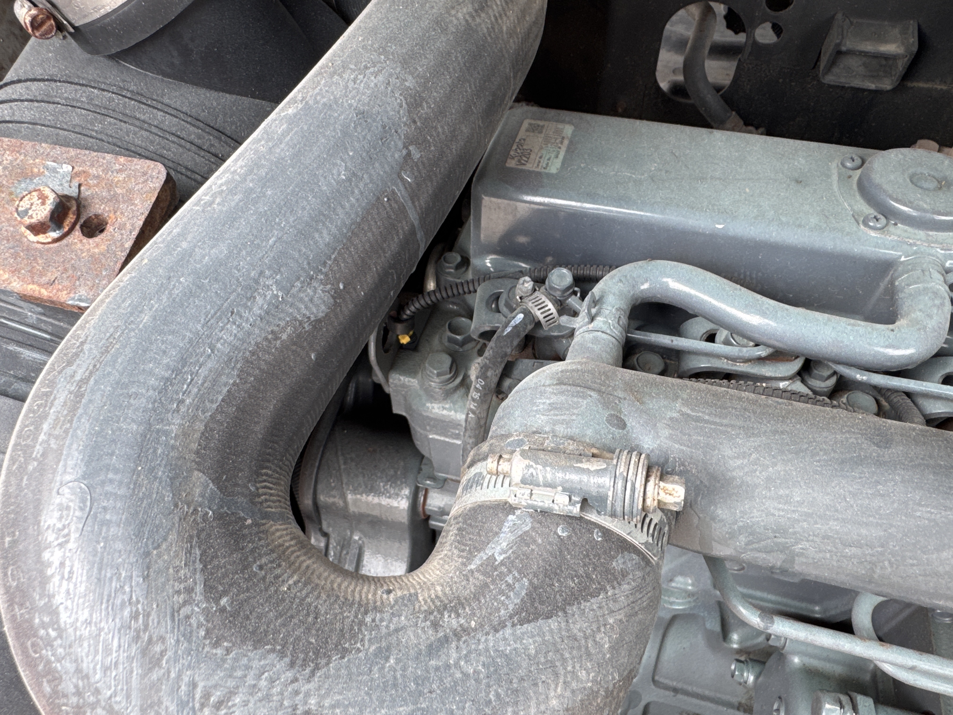 SSL-015-Bobcat-S510-Skid-steer-loaders-inspection-Engine-Hoses-2