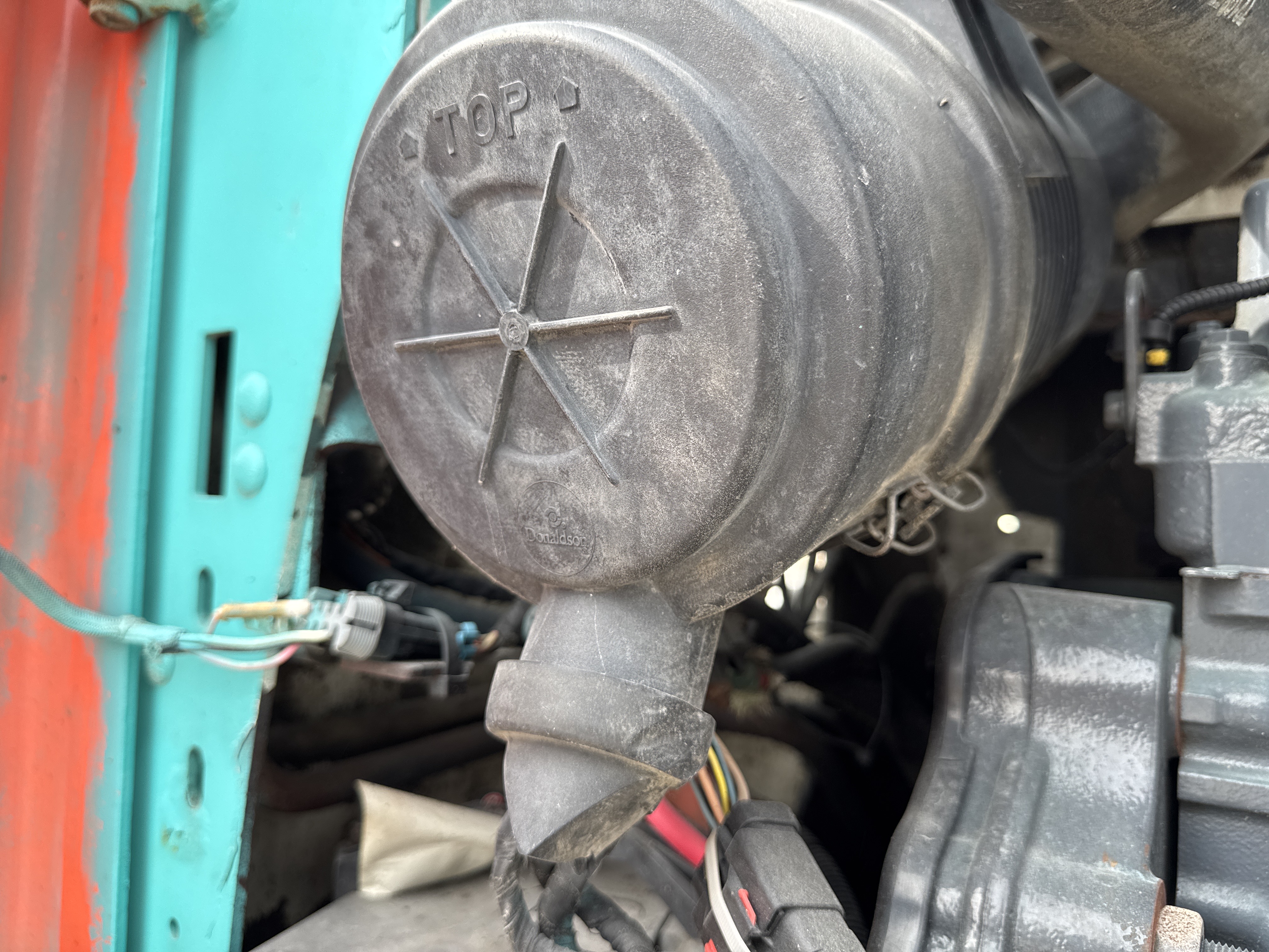 SSL-015-Bobcat-S510-Skid-steer-loaders-inspection-Engine-Air-intake-system-2