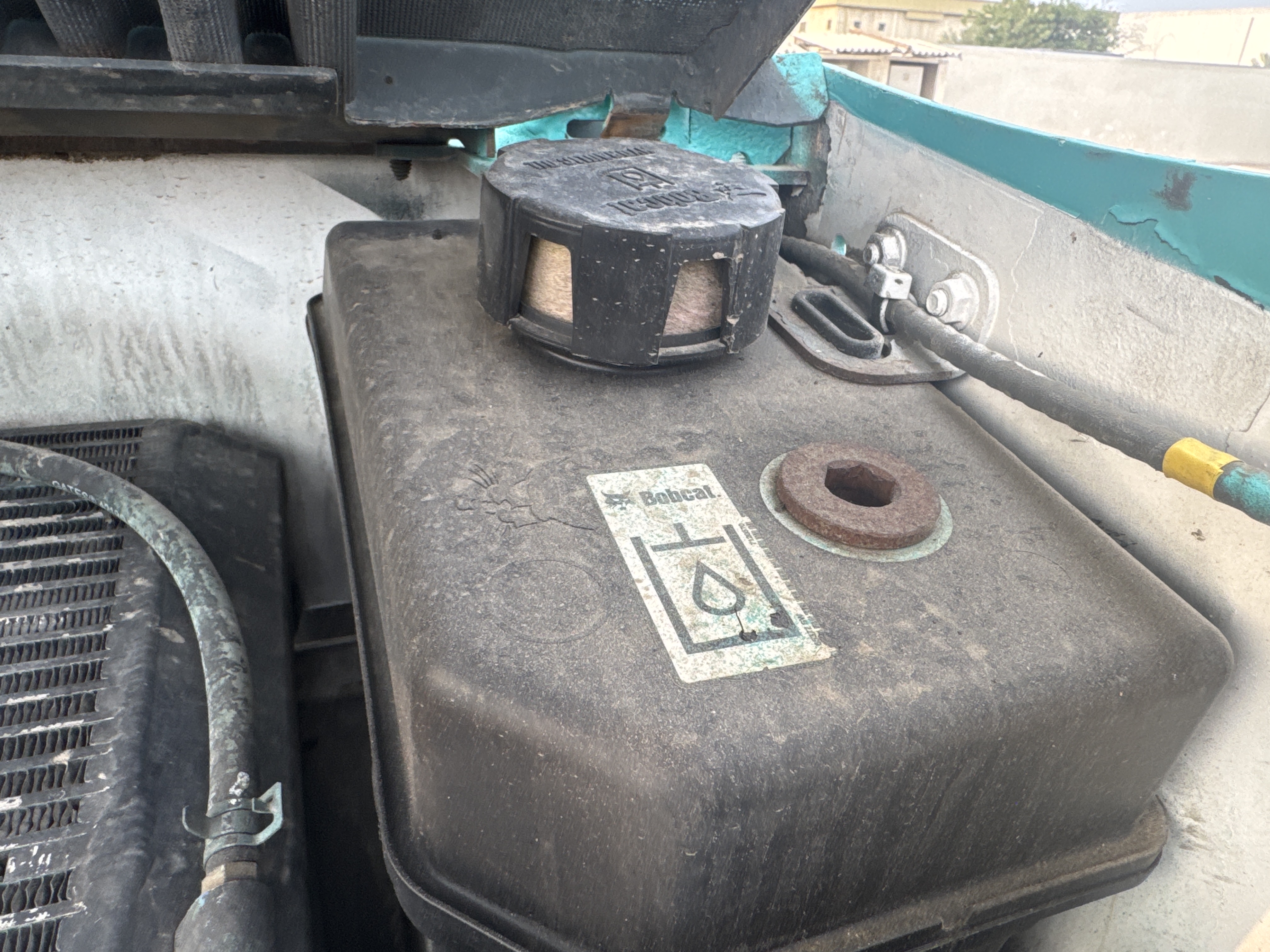 SSL-015-Bobcat-S510-Skid-steer-loaders-inspection-Hydraulics-Hydraulic-Tank-2
