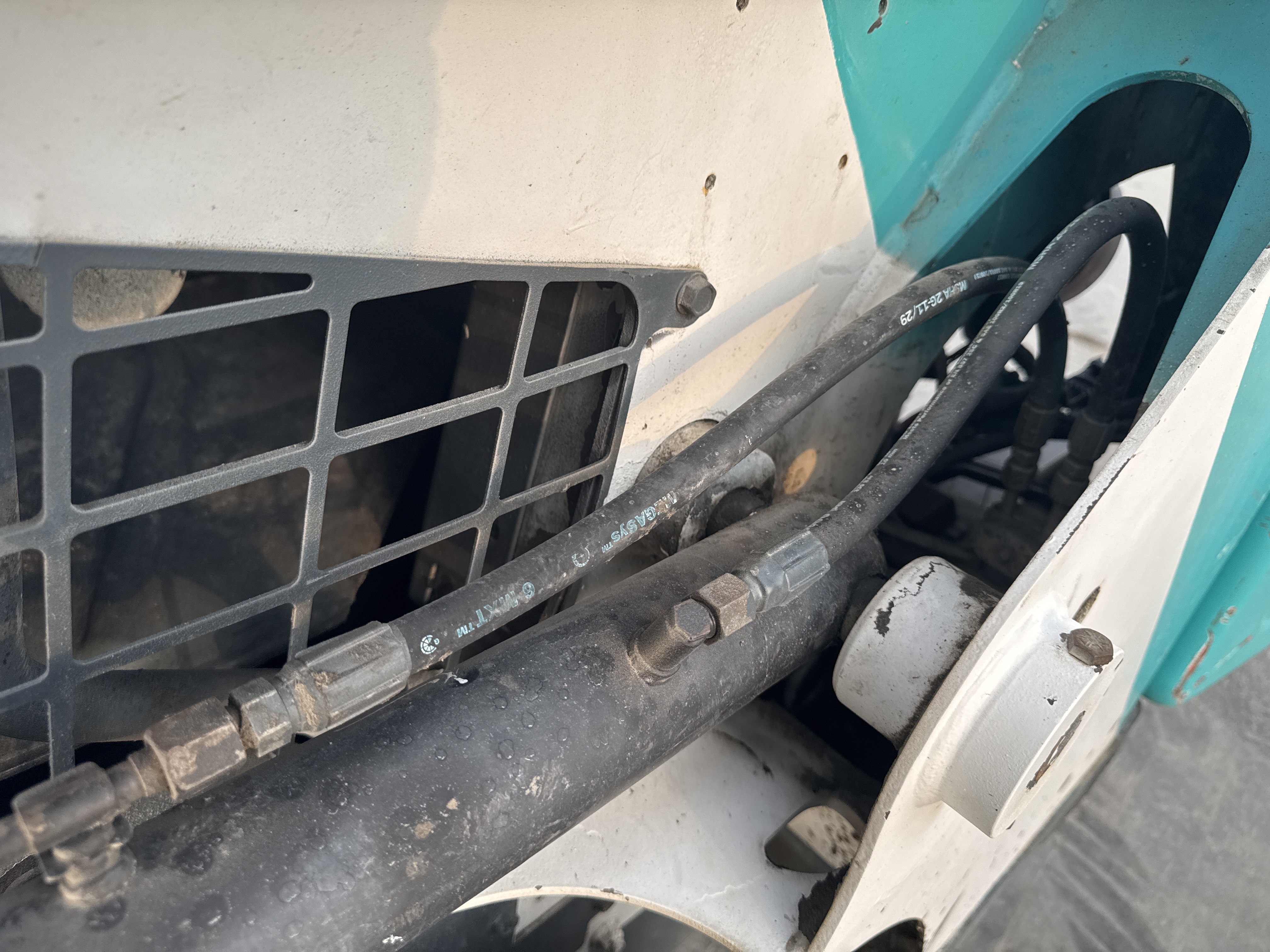 SSL-015-Bobcat-S510-Skid-steer-loaders-inspection-Hydraulics-Hydraulic-hoses-and-lines-2