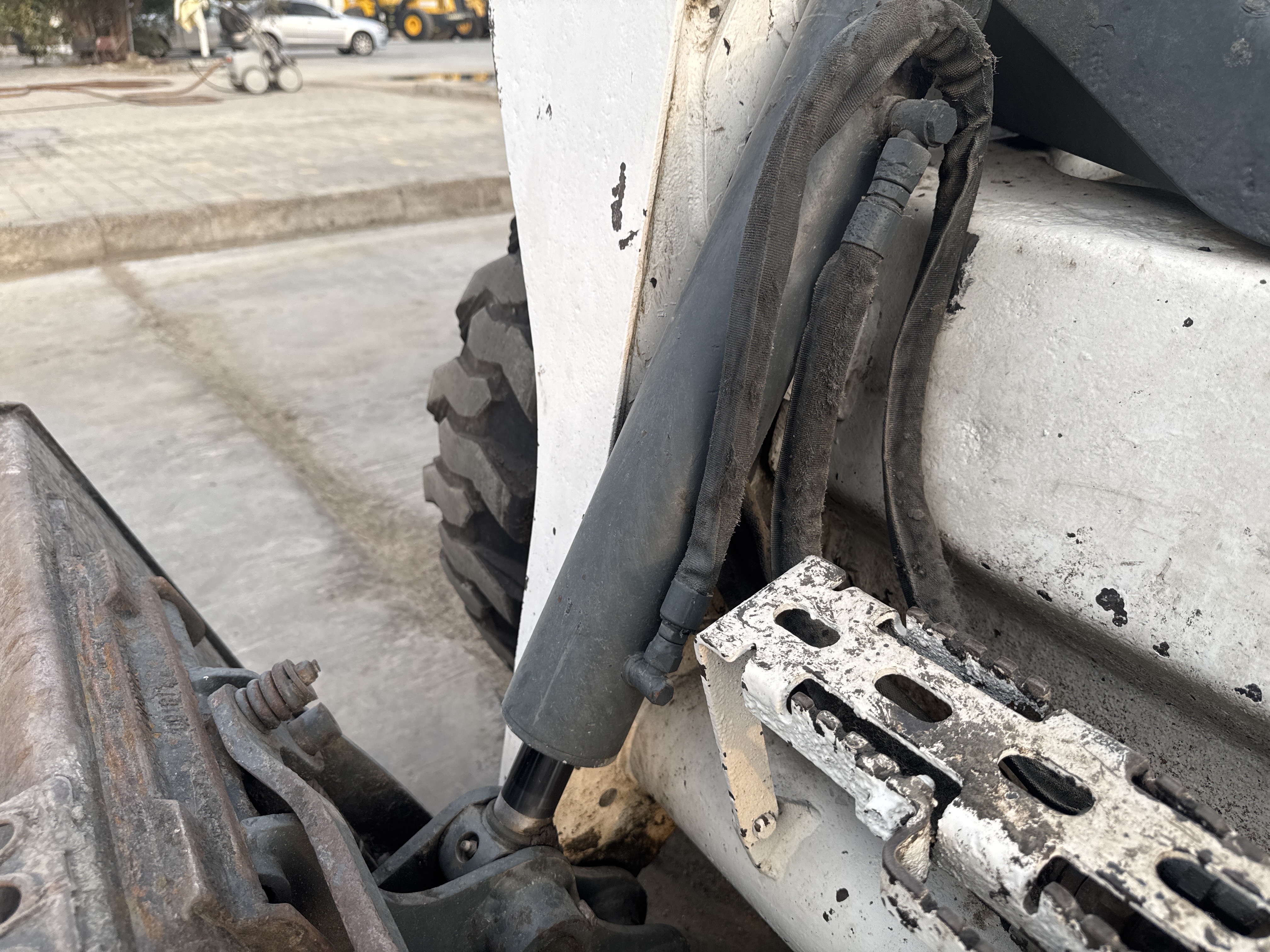 SSL-015-Bobcat-S510-Skid-steer-loaders-inspection-Hydraulics-Bucket-cylinder-2