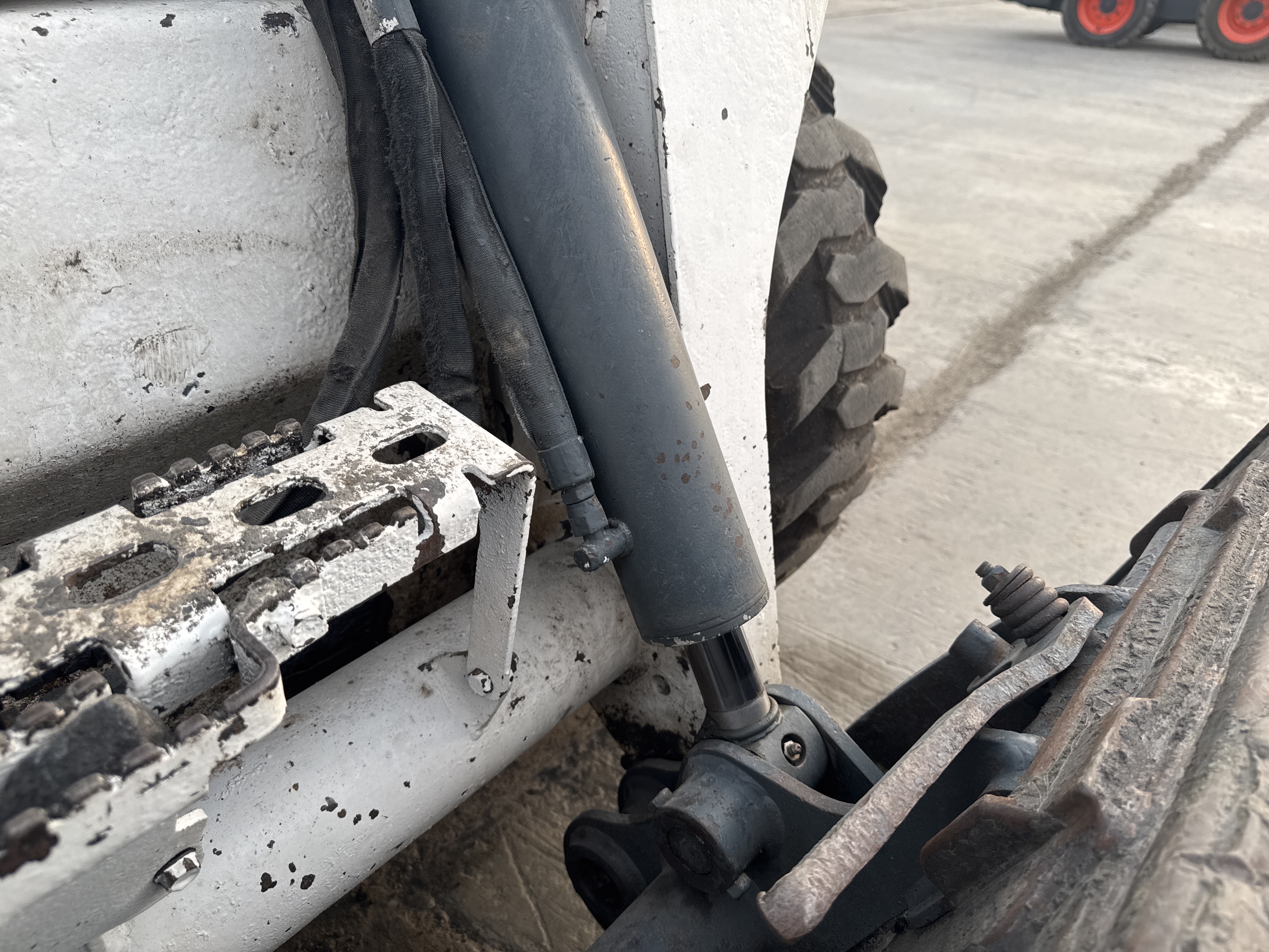 SSL-015-Bobcat-S510-Skid-steer-loaders-inspection-Hydraulics-Bucket-cylinder-2