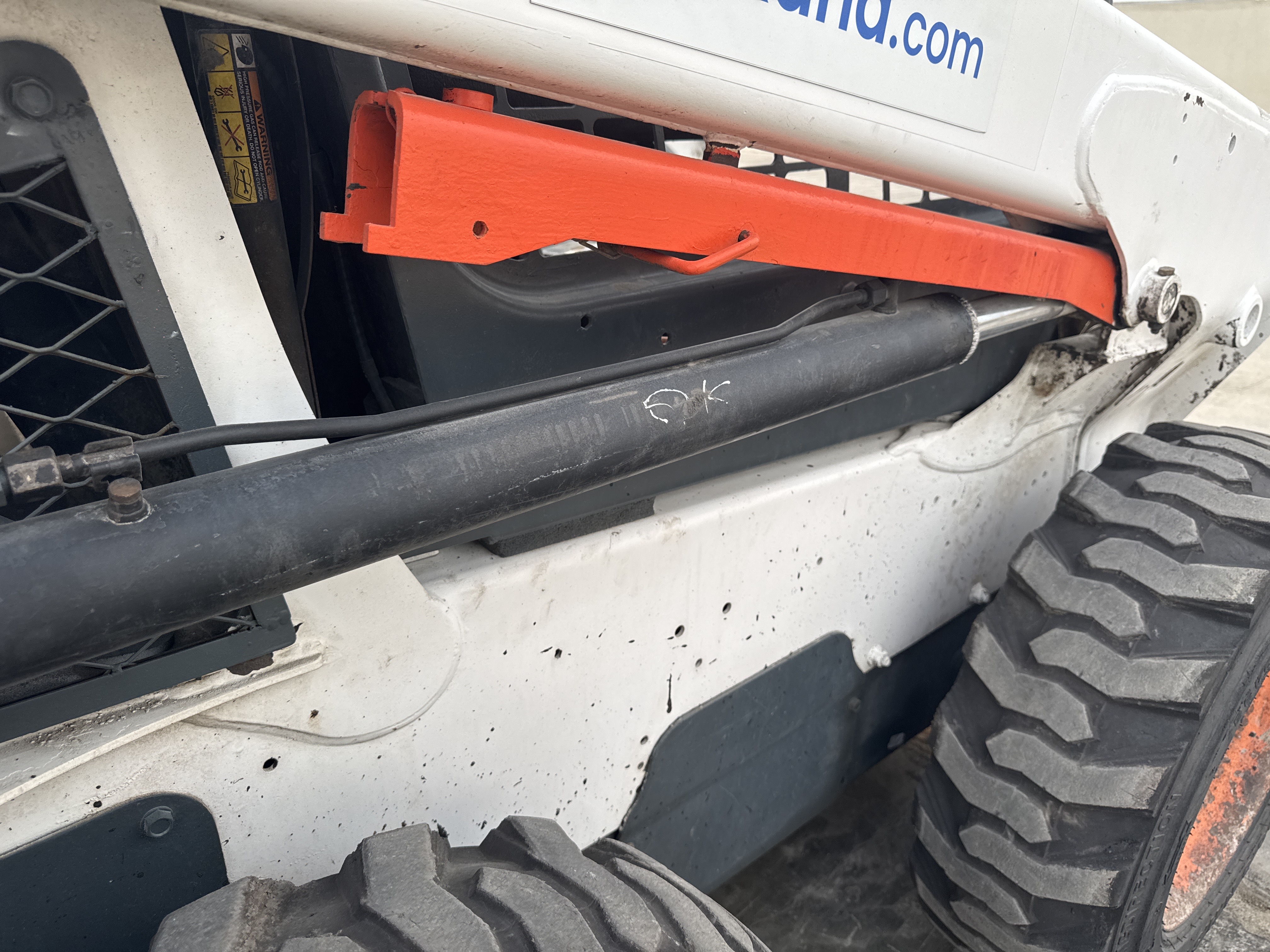 SSL-015-Bobcat-S510-Skid-steer-loaders-inspection-Hydraulics-Loader-lift-cylinder-2