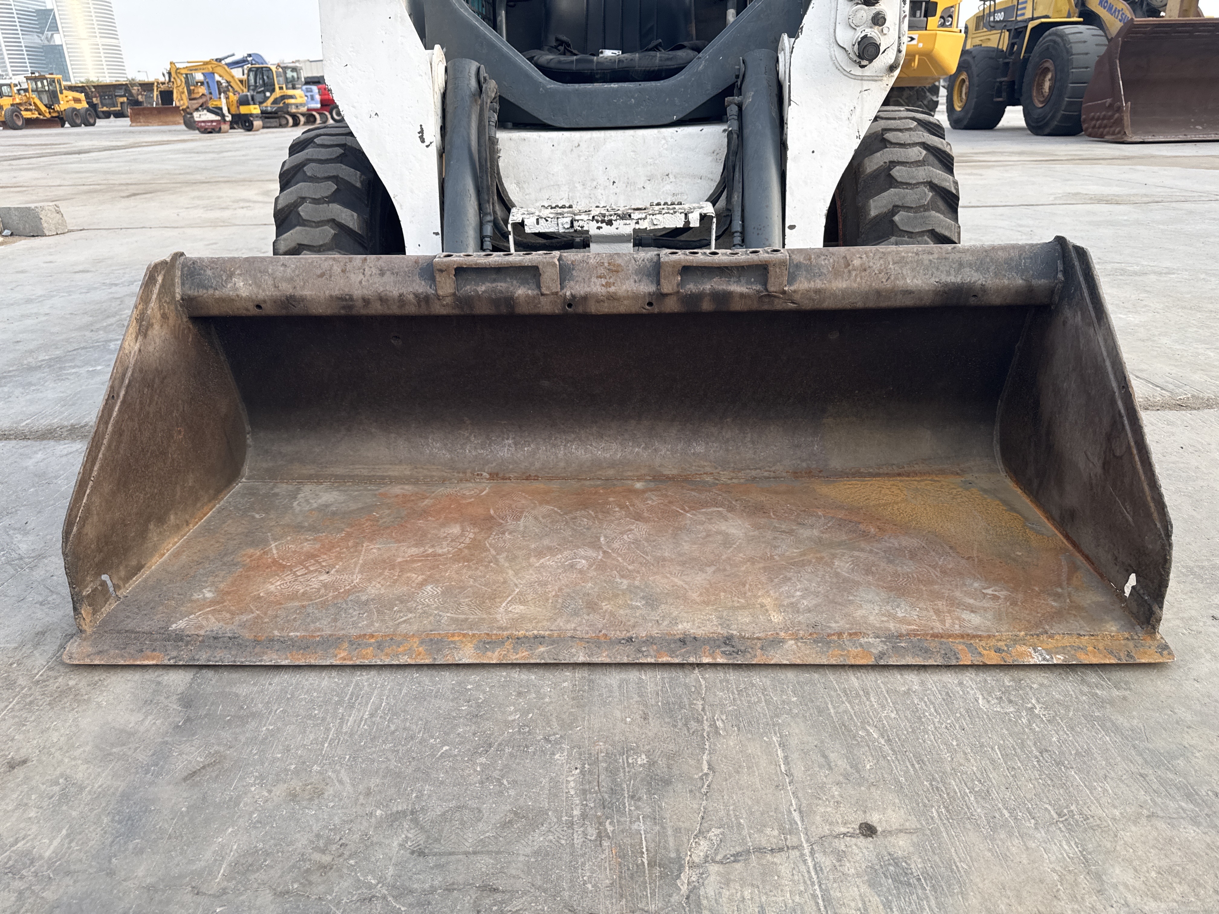 SSL-015-Bobcat-S510-Skid-steer-loaders-inspection-Attachment-Loader-bucket-condition-2