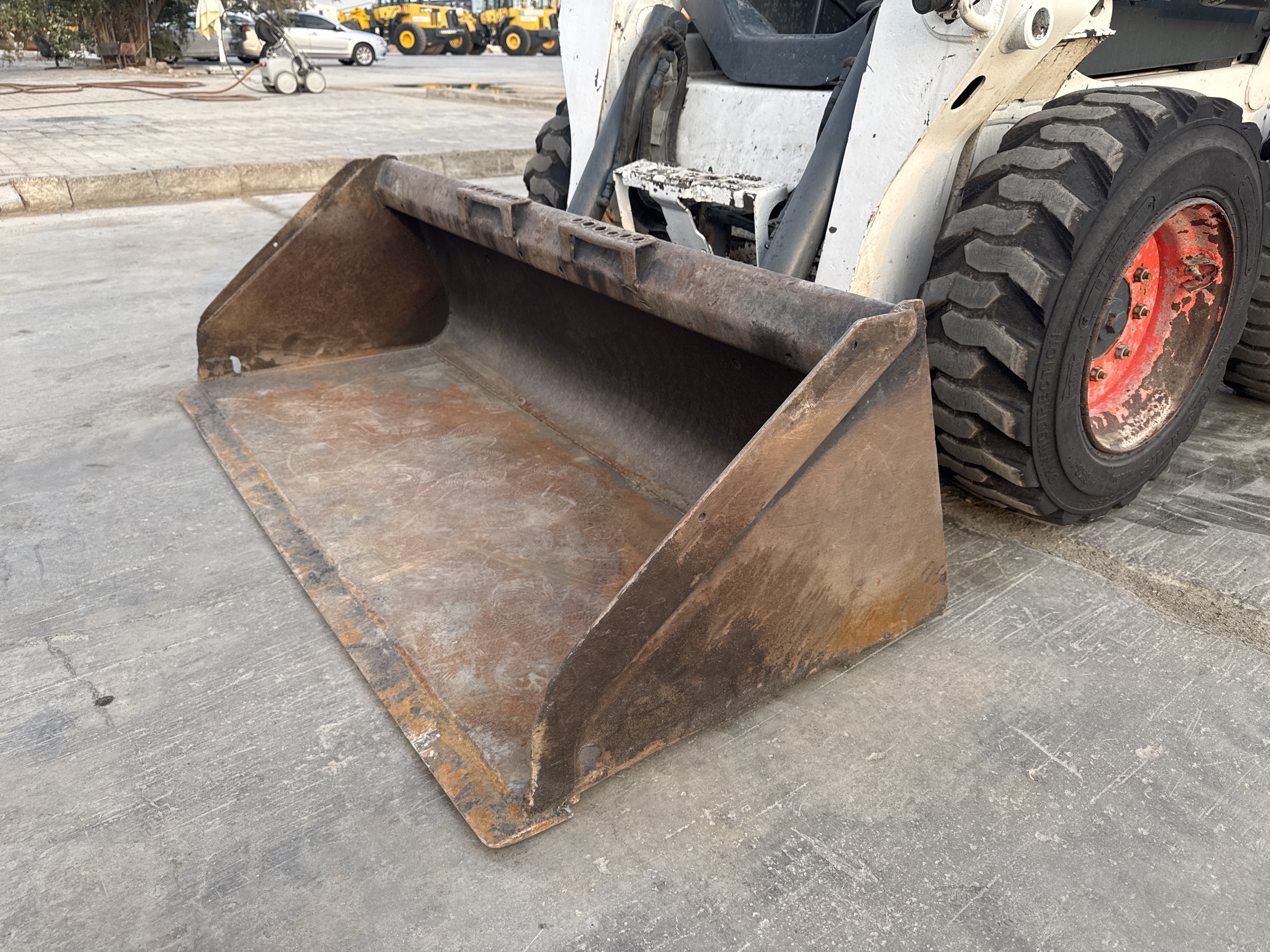 SSL-015-Bobcat-S510-Skid-steer-loaders-inspection-Attachment-Loader-bucket-condition-2