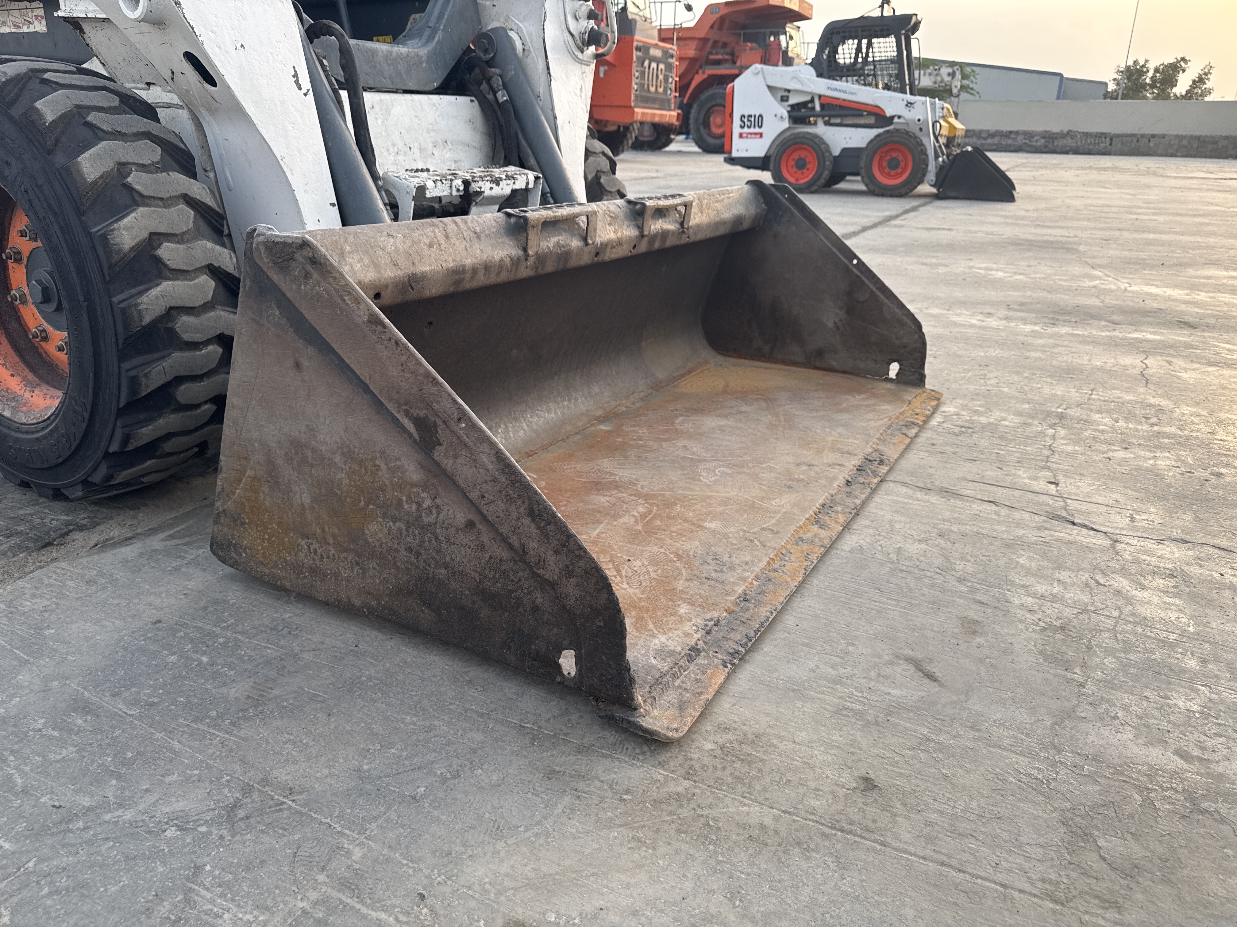 SSL-015-Bobcat-S510-Skid-steer-loaders-inspection-Attachment-Loader-bucket-condition-2