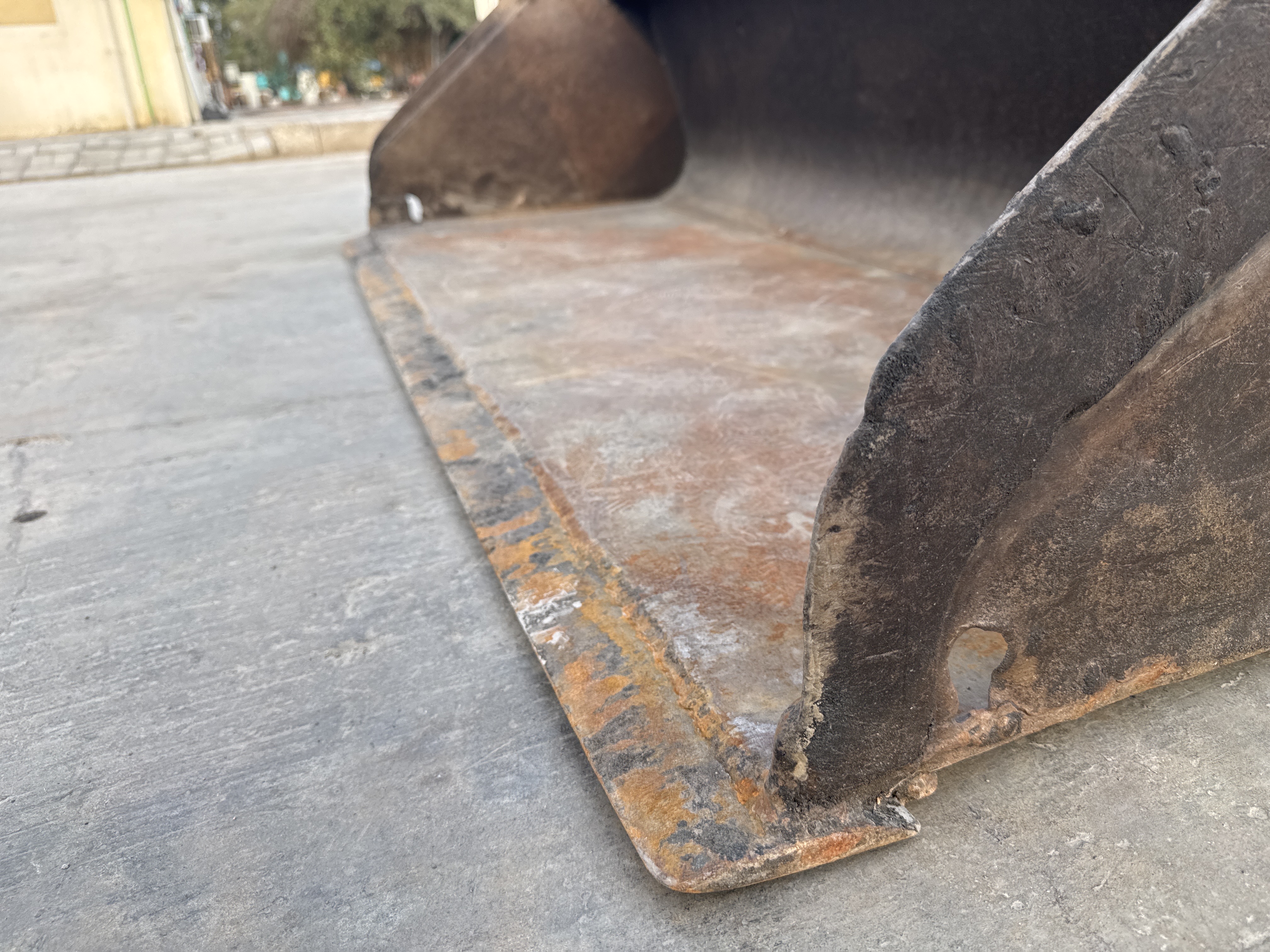 SSL-015-Bobcat-S510-Skid-steer-loaders-inspection-Attachment-Loader-bucket-cutting-edge/teeth-2