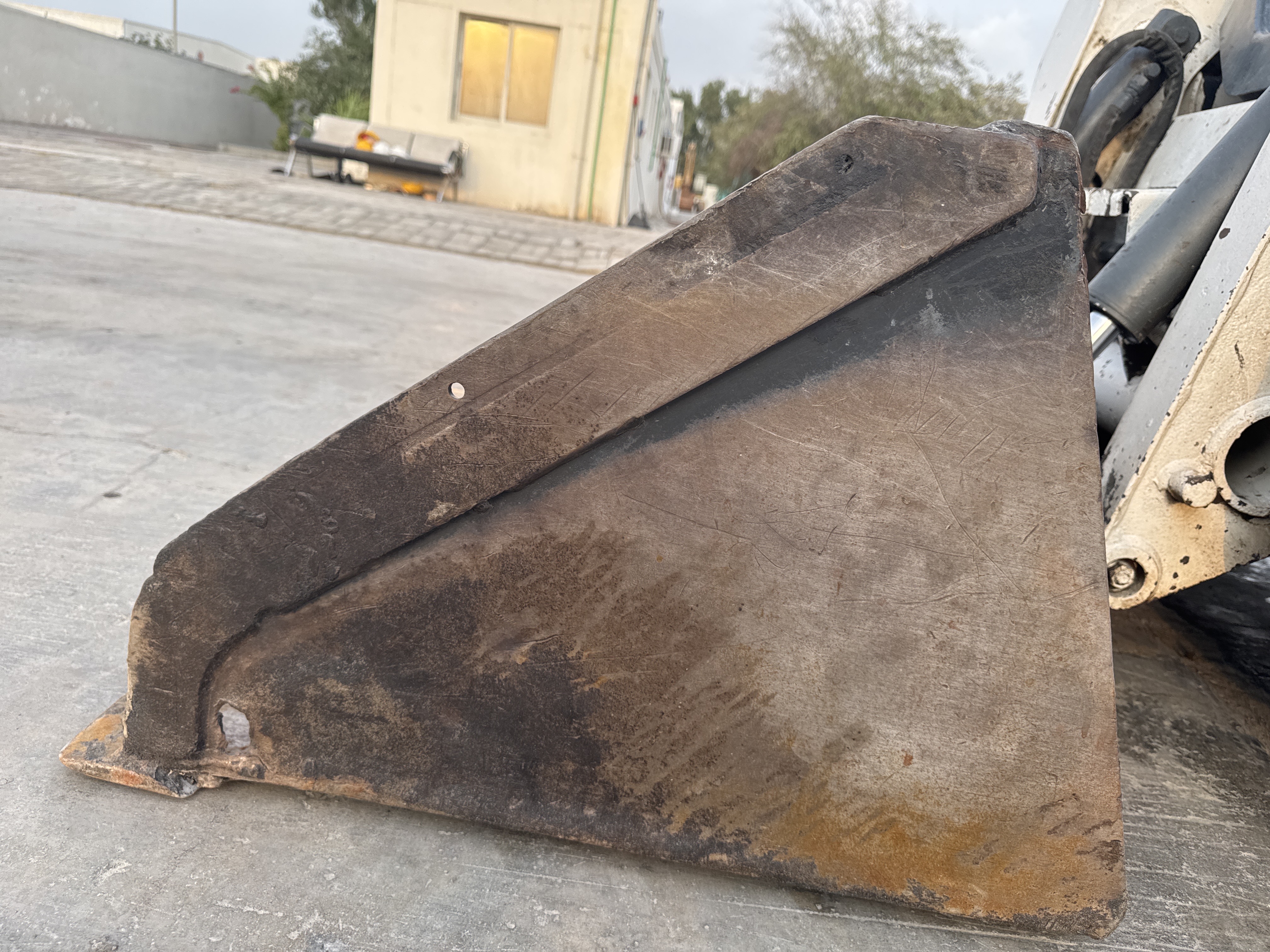 SSL-015-Bobcat-S510-Skid-steer-loaders-inspection-Attachment-Loader-bucket-cutting-edge/teeth-2