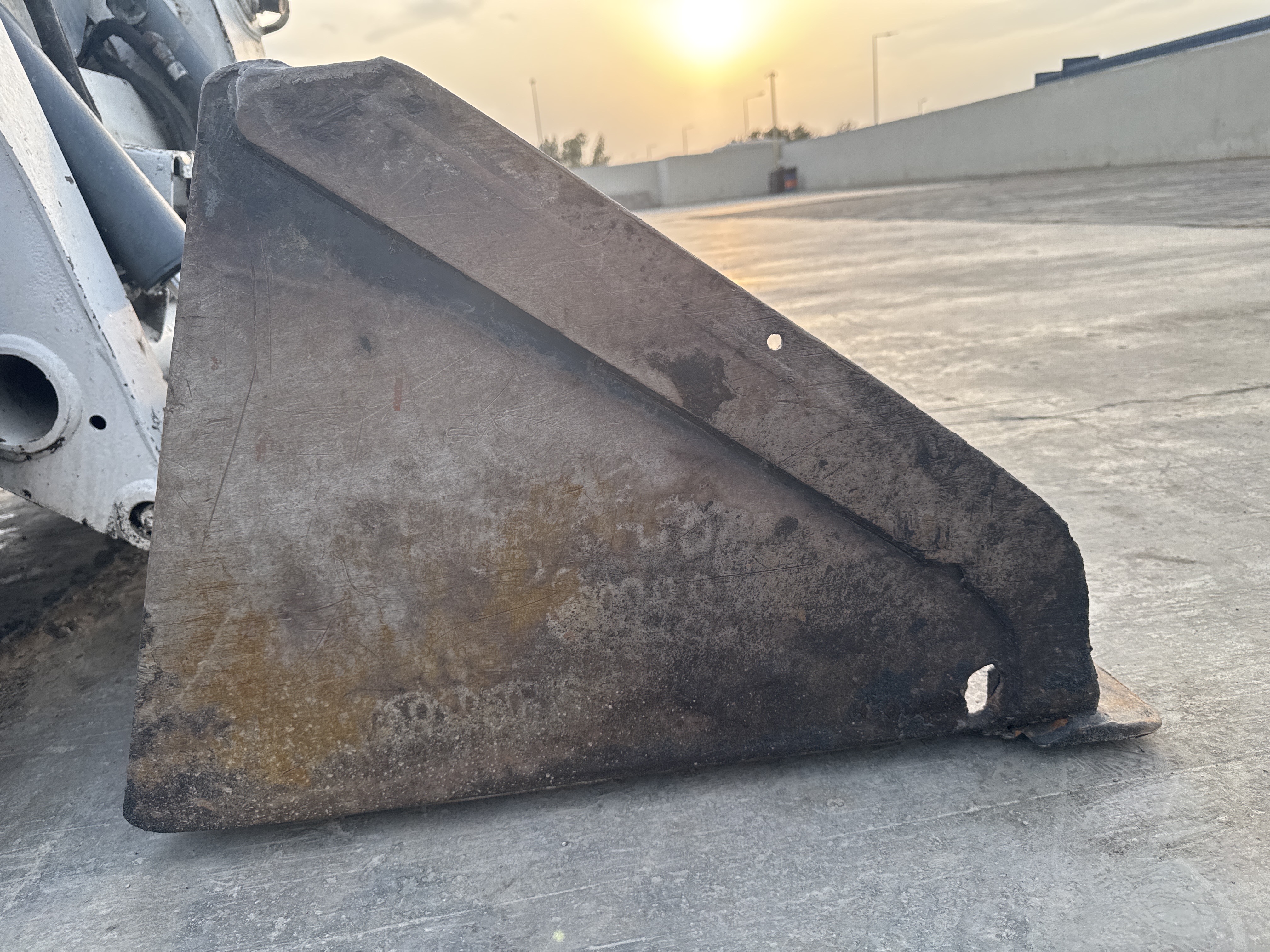 SSL-015-Bobcat-S510-Skid-steer-loaders-inspection-Attachment-Loader-bucket-cutting-edge/teeth-2