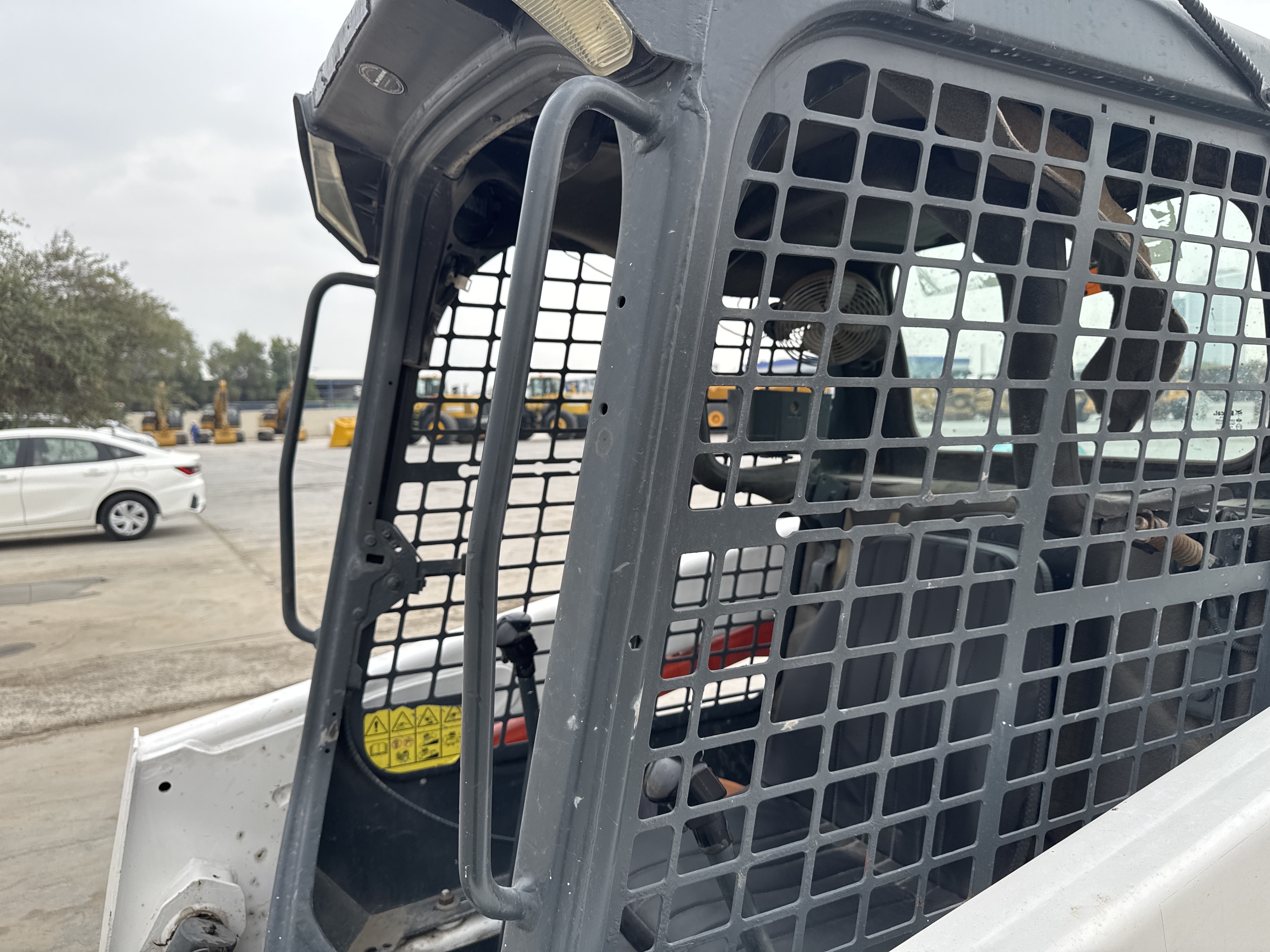 SSL-014-بوبكات-S510-لوادر-انزلاقية-بعجلات-فحص-الهيكل-الدرابزين-2