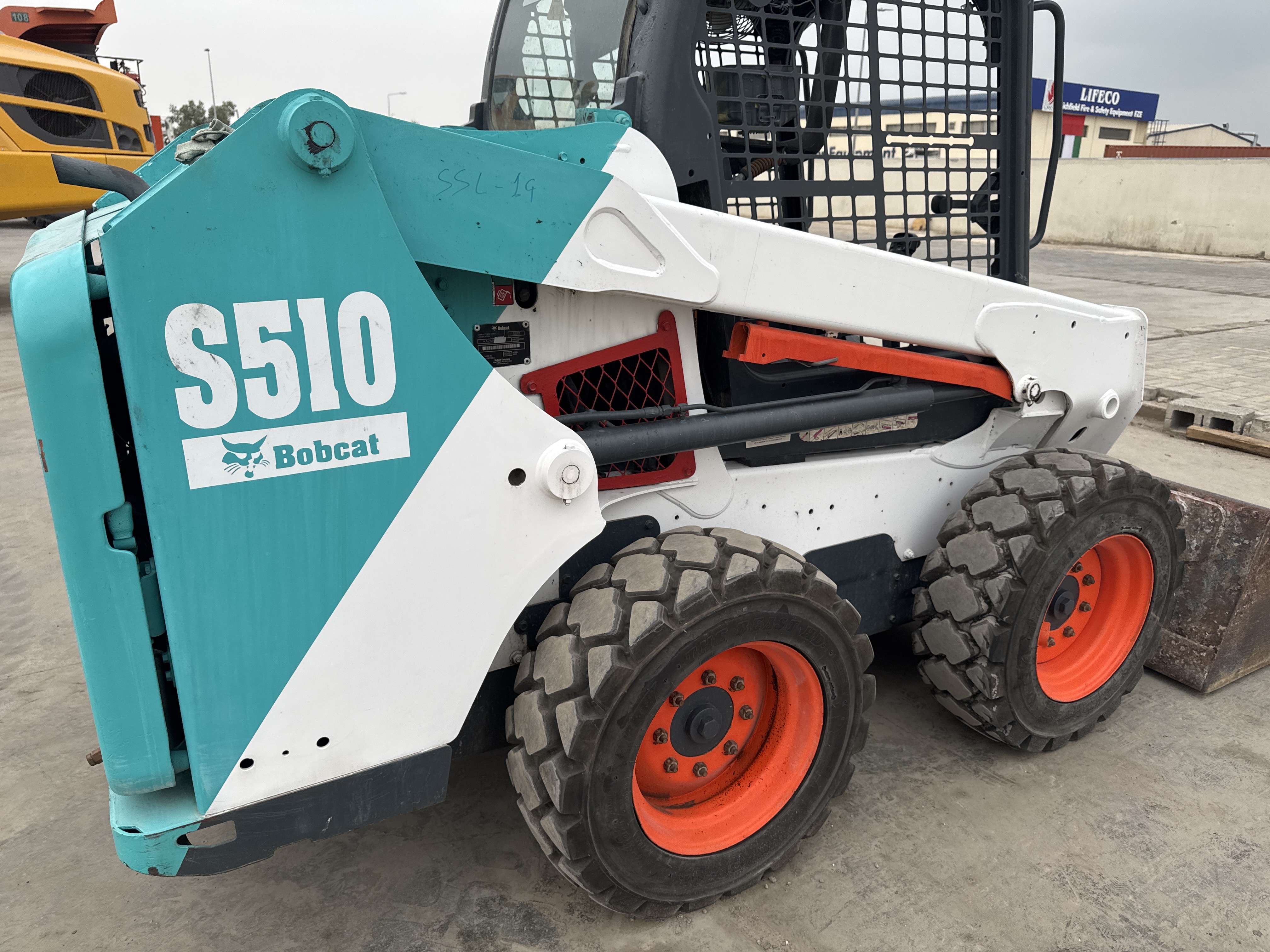 SSL-014-بوبكات-S510-لوادر-انزلاقية-بعجلات-فحص-الهيكل-الصبغ-2