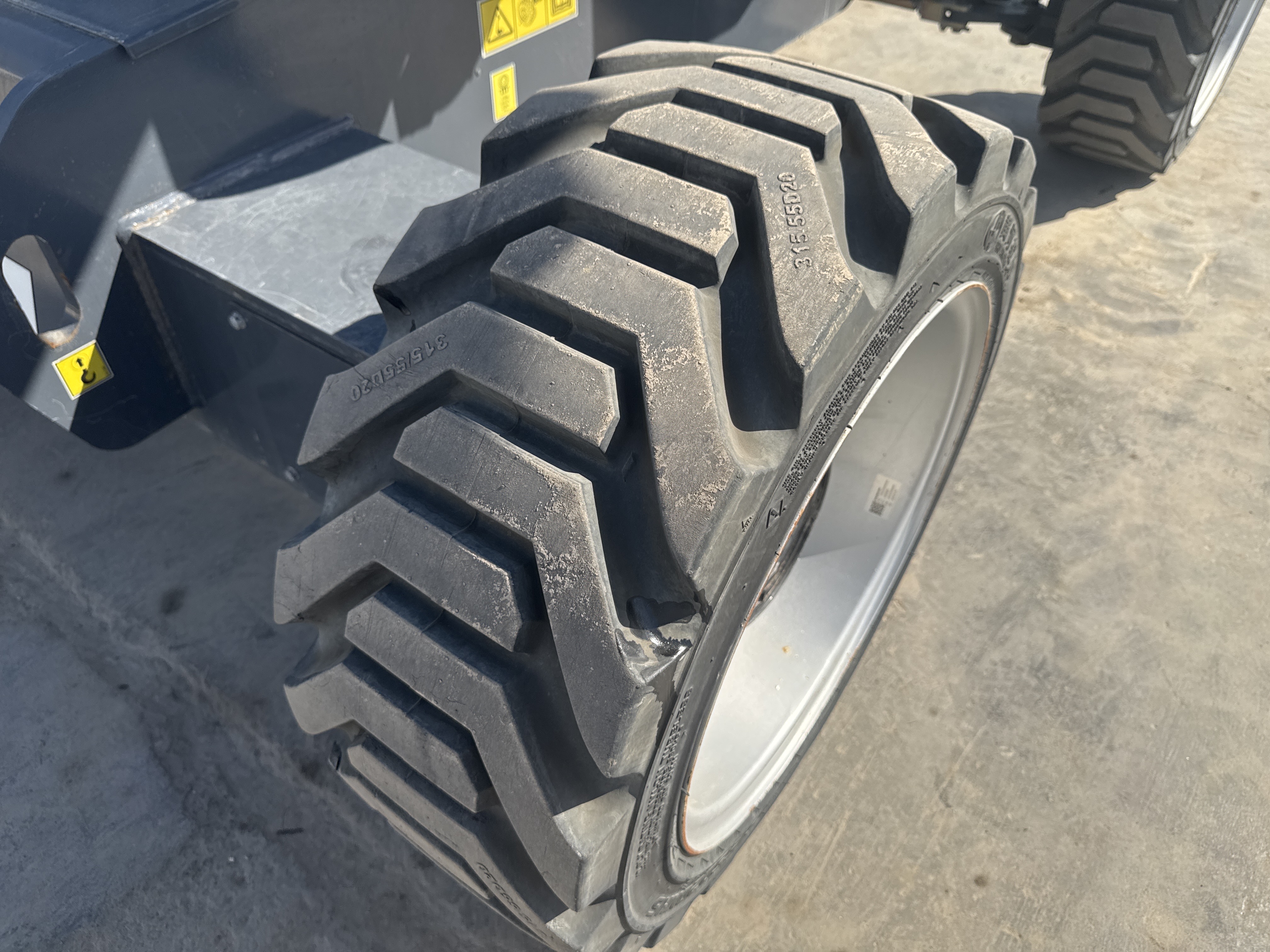 BLA-002-Sinoboom-AB15J-Boom-lifts-inspection-Chassis-Left-front-tire-/-wheel-hub---condition-2