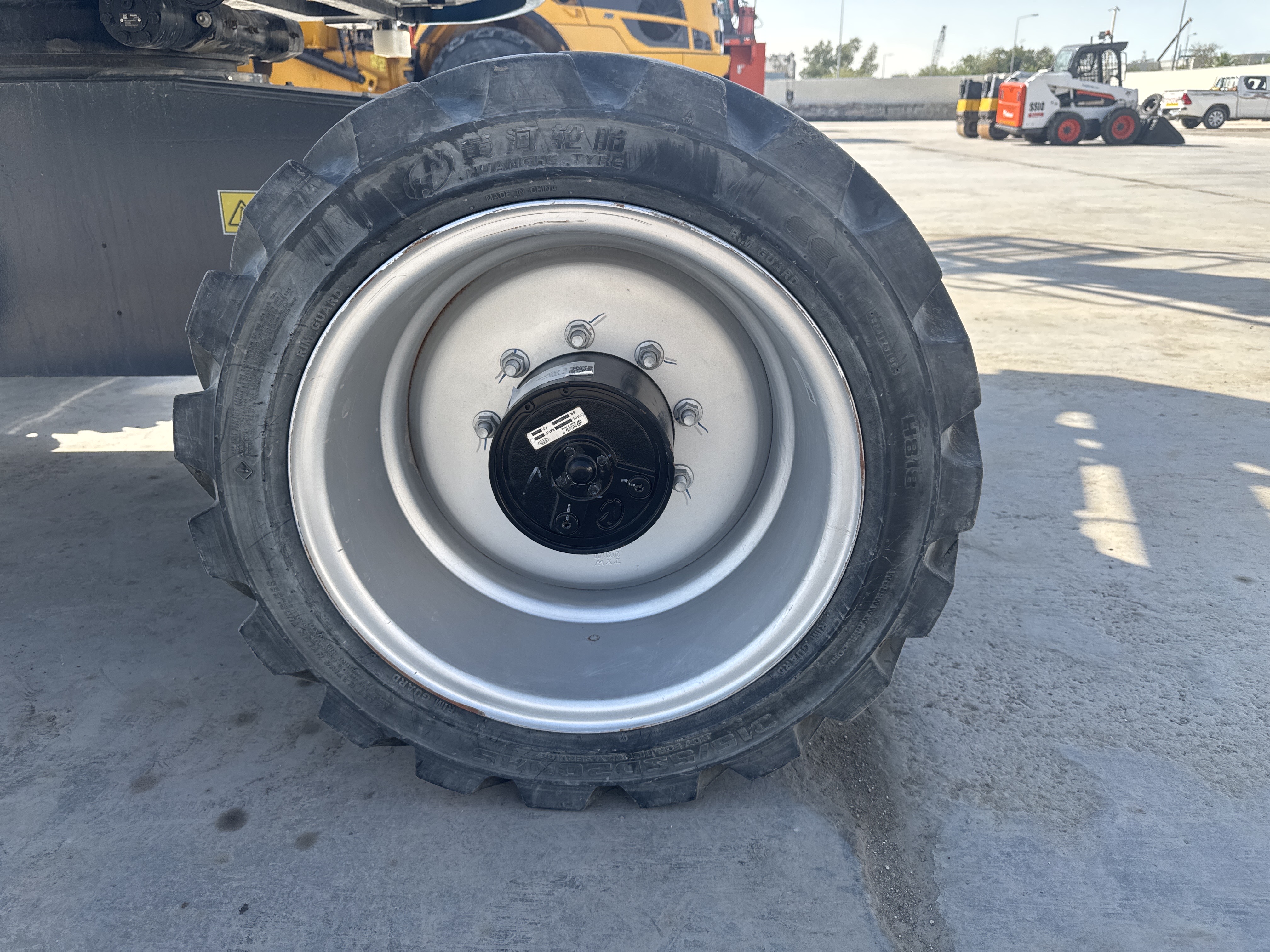 BLA-002-Sinoboom-AB15J-Boom-lifts-inspection-Chassis-Right-front-tire-/-wheel-hub---condition-2