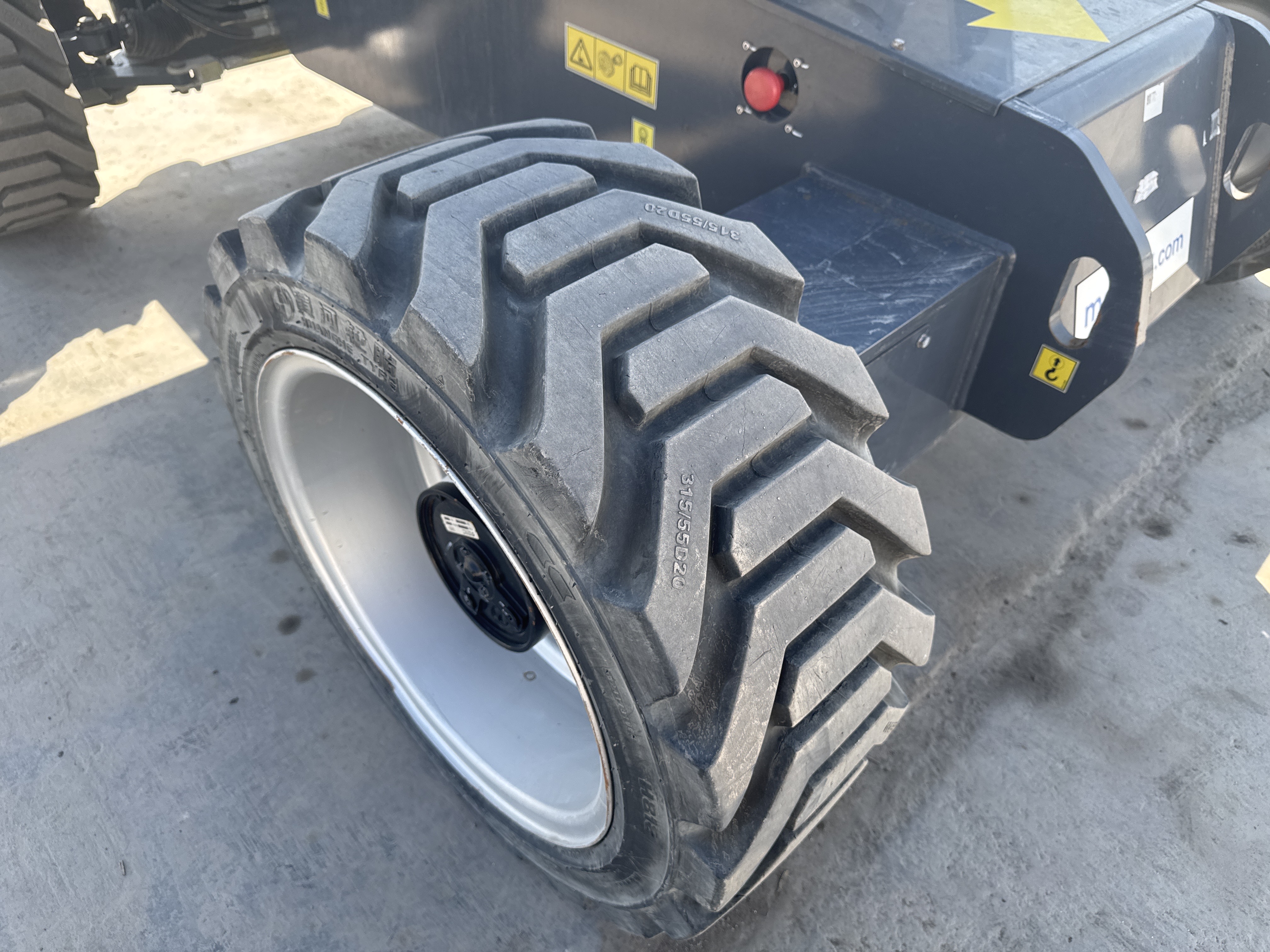 BLA-002-Sinoboom-AB15J-Boom-lifts-inspection-Chassis-Right-front-tire-/-wheel-hub---condition-2