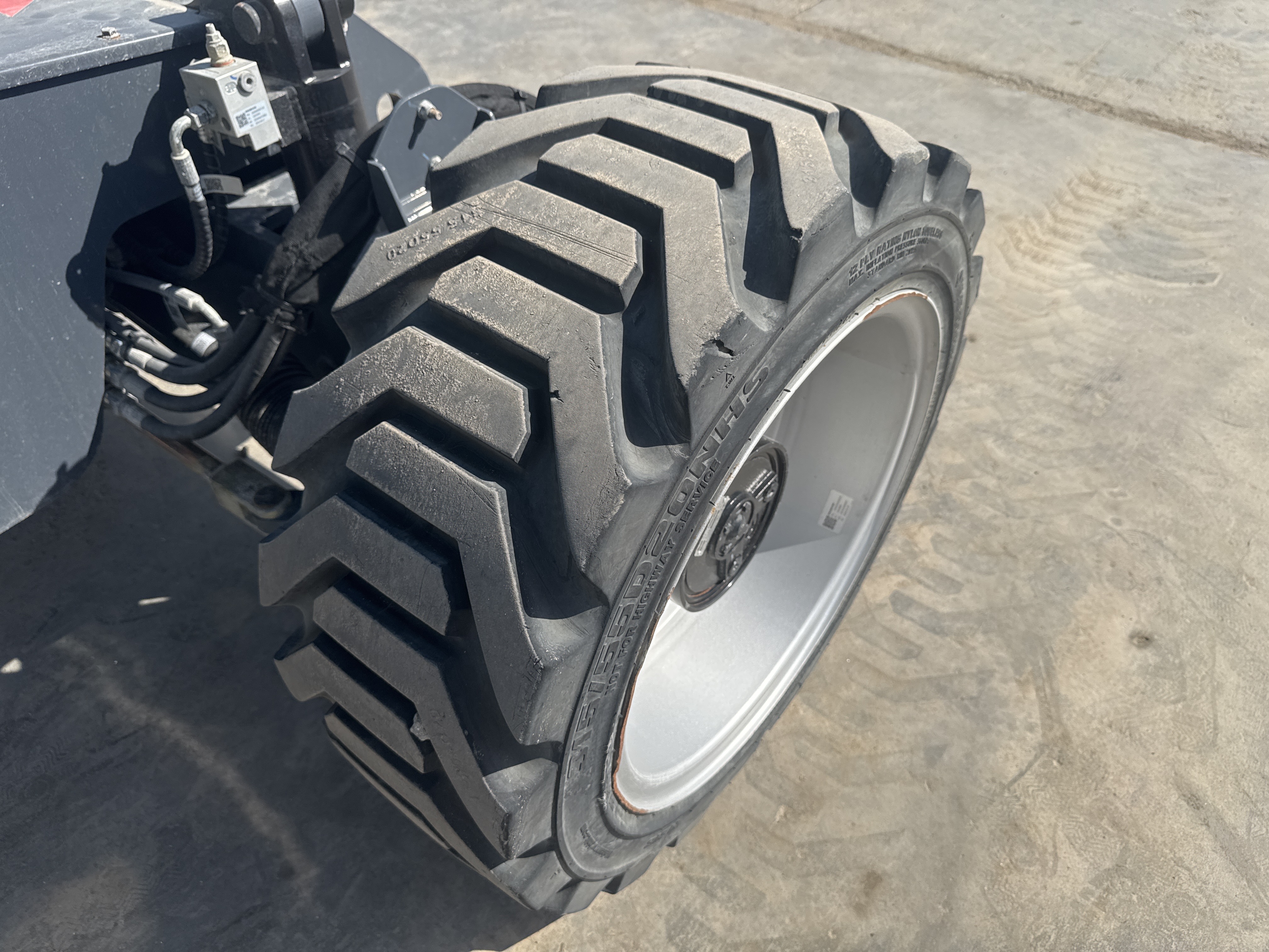 BLA-002-Sinoboom-AB15J-Boom-lifts-inspection-Chassis-Left-rear-tire-/-wheel-hub---condition-2