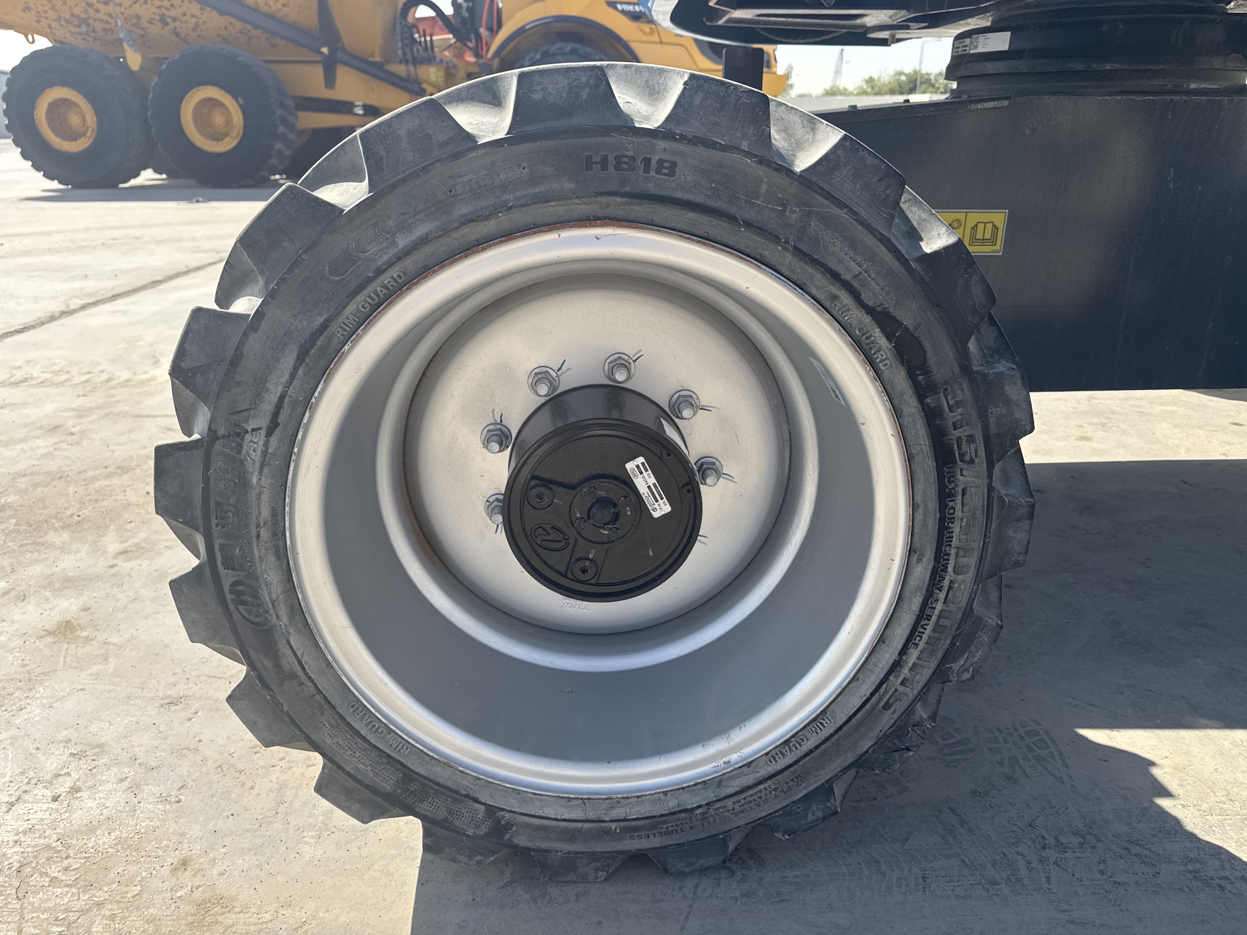 BLA-002-Sinoboom-AB15J-Boom-lifts-inspection-Chassis-Right-rear-tire-/-wheel-hub---condition-2