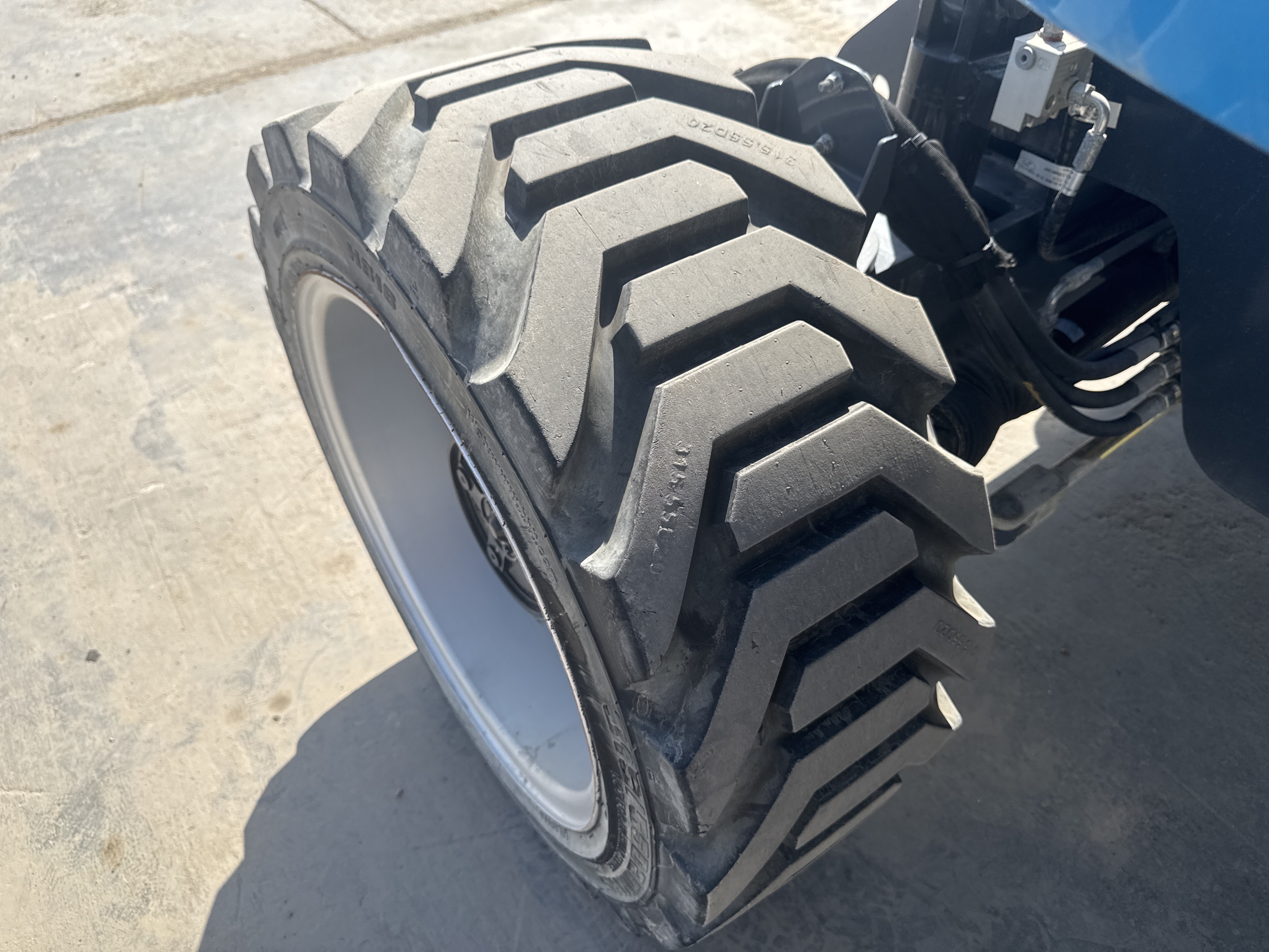 BLA-002-Sinoboom-AB15J-Boom-lifts-inspection-Chassis-Right-rear-tire-/-wheel-hub---condition-2