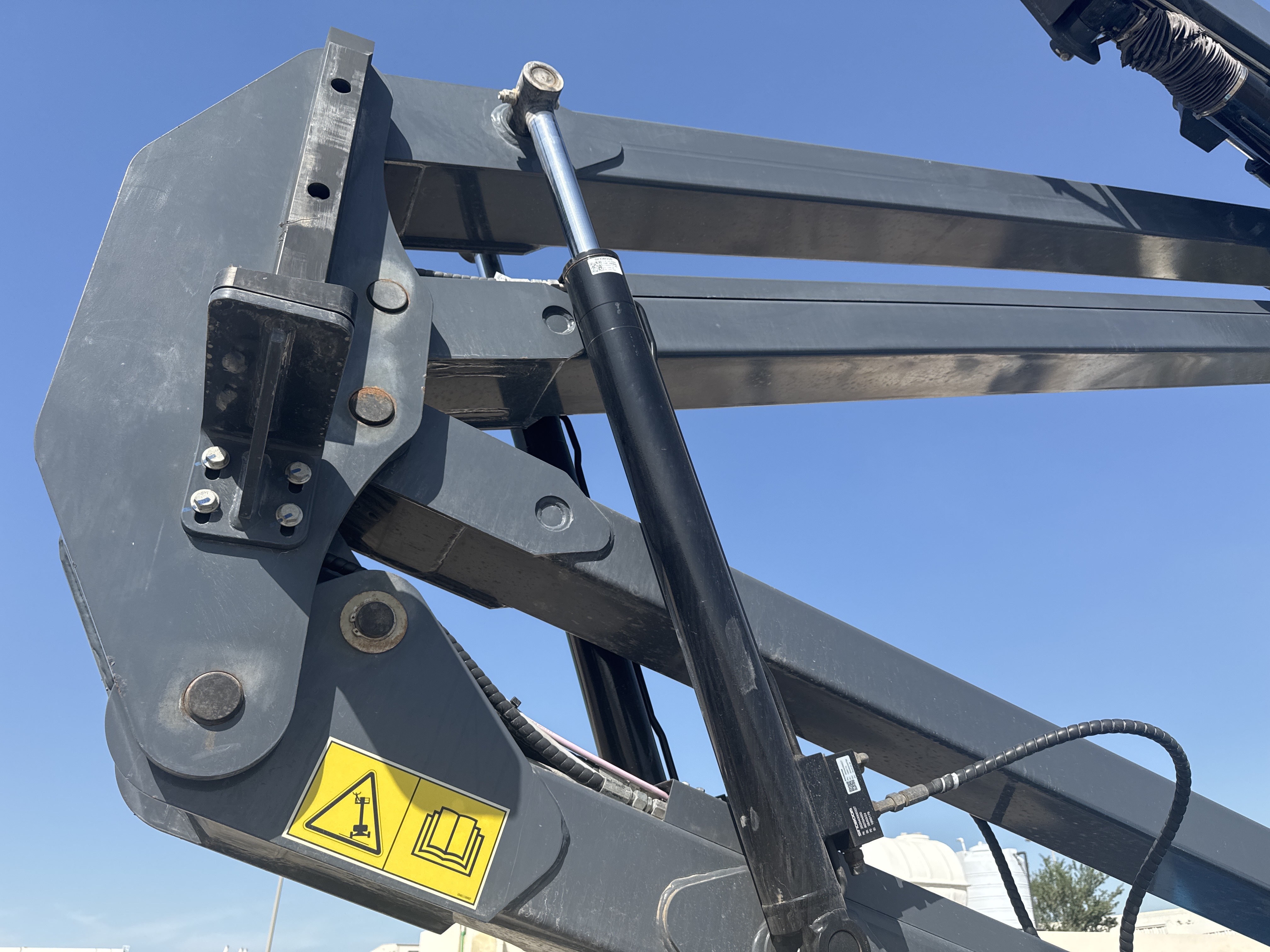 BLA-002-Sinoboom-AB15J-Boom-lifts-inspection-Chassis-Boom-extension-cylinder-2