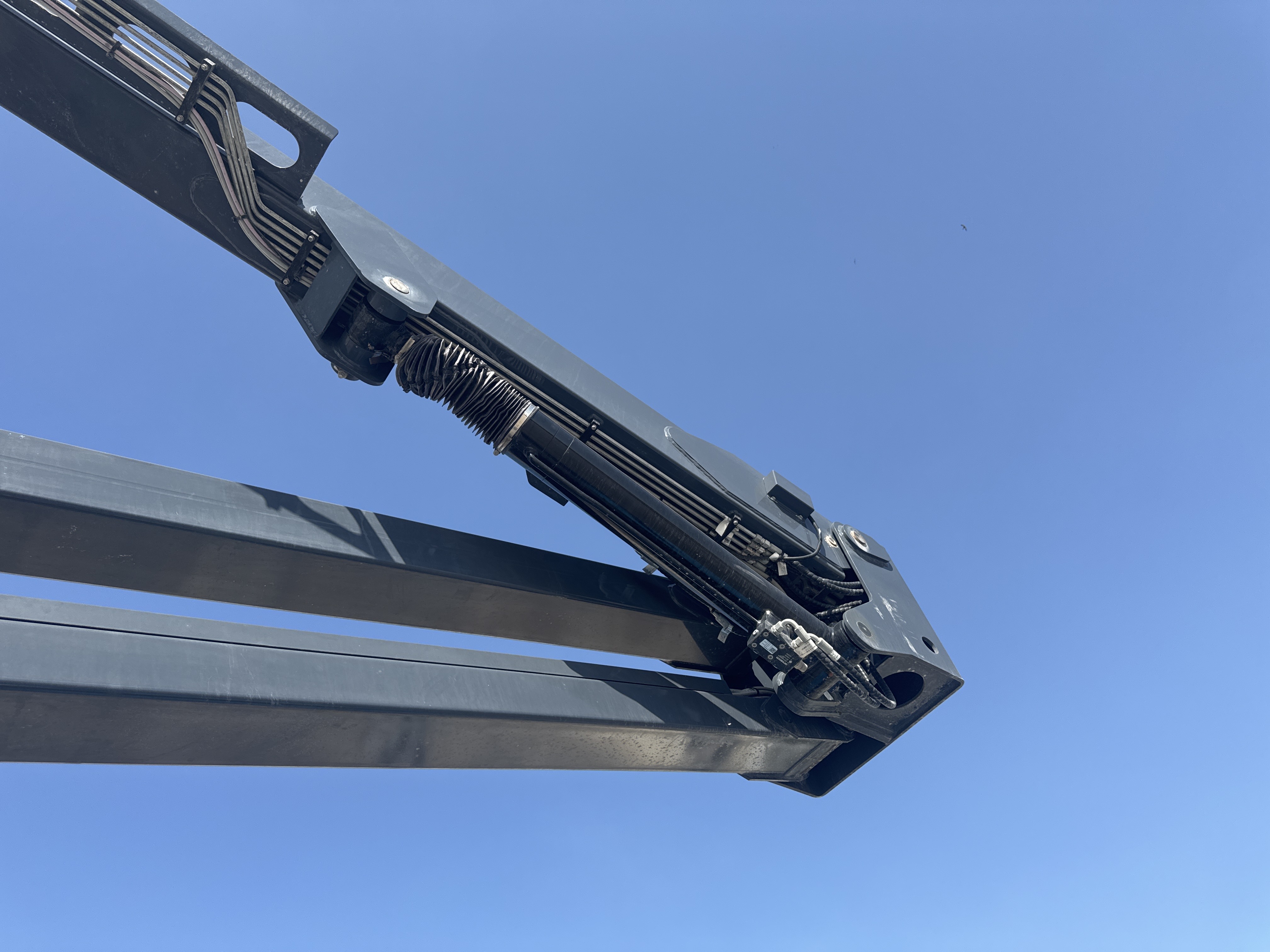 BLA-002-Sinoboom-AB15J-Boom-lifts-inspection-Chassis-Boom-extension-cylinder-2