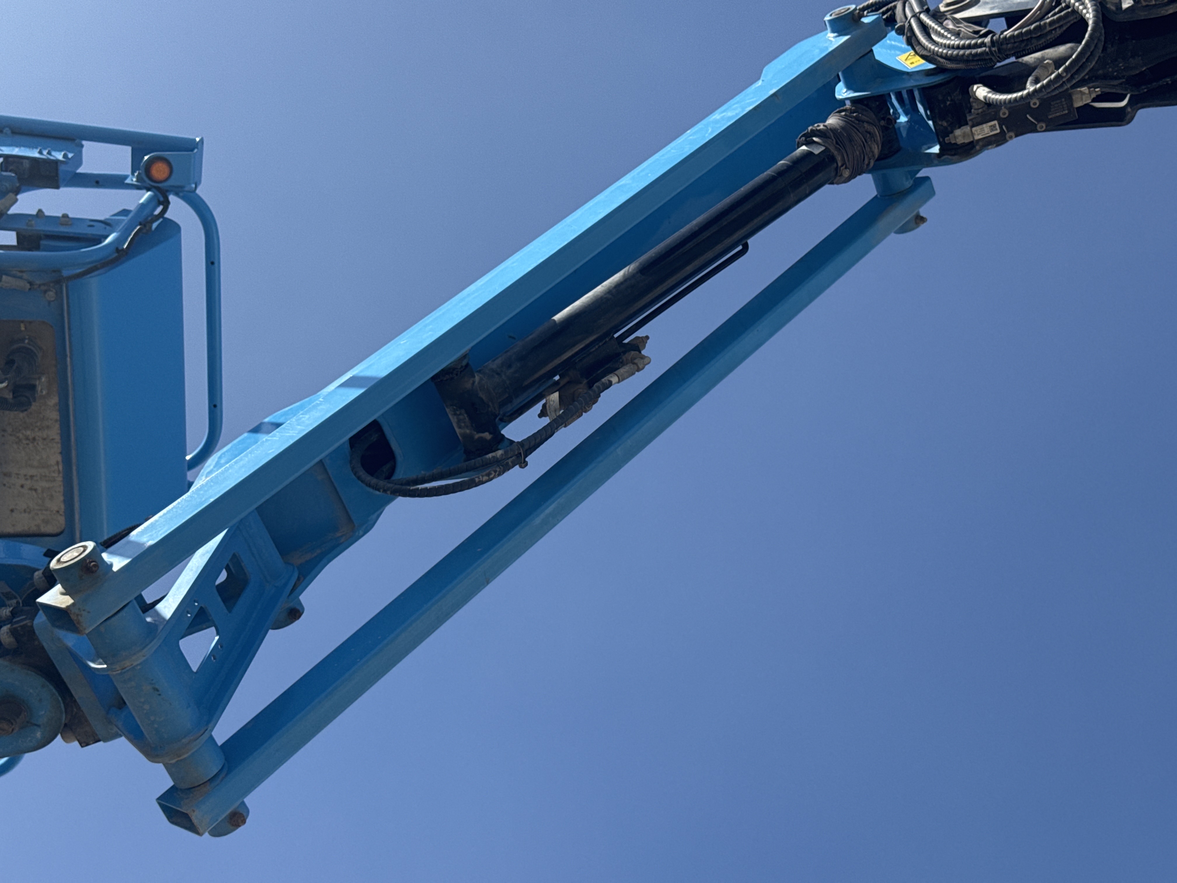 BLA-002-Sinoboom-AB15J-Boom-lifts-inspection-Chassis-Boom-extension-cylinder-2