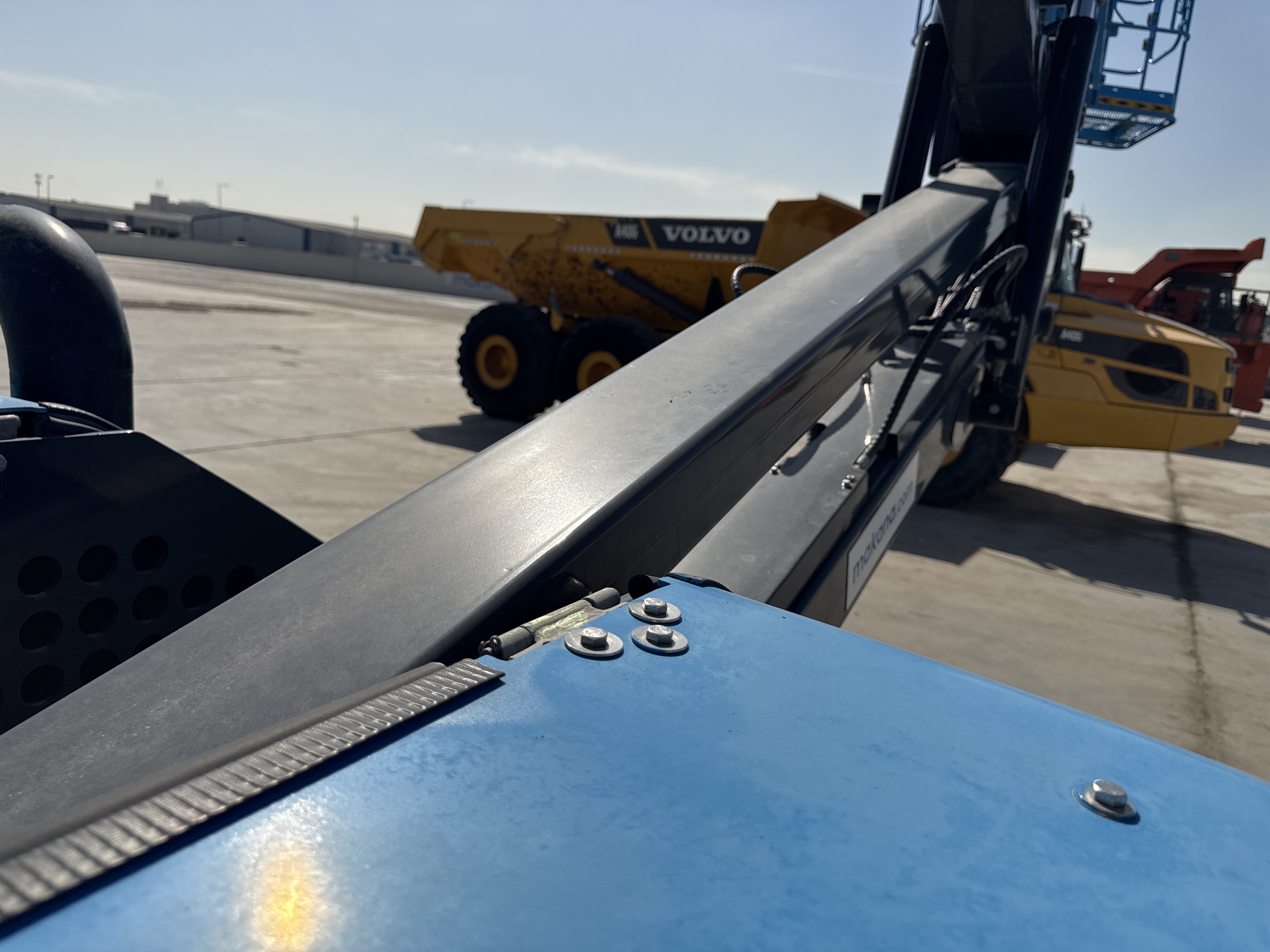 BLA-002-Sinoboom-AB15J-Boom-lifts-inspection-Chassis-Articulated-boom-primary-lift-cylinder-2