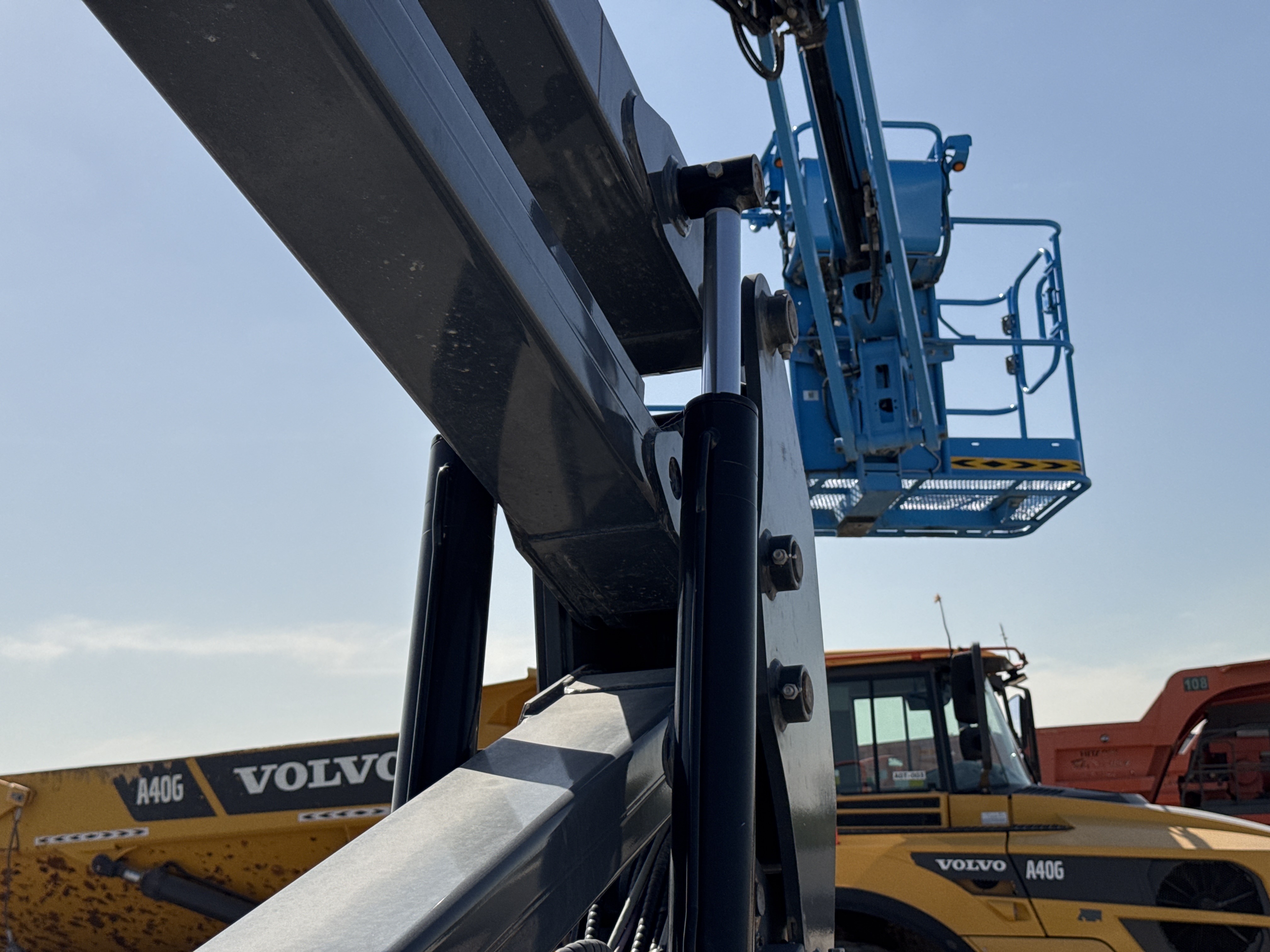 BLA-002-Sinoboom-AB15J-Boom-lifts-inspection-Chassis-Articulated-boom-secondary-lift-cylinder-2