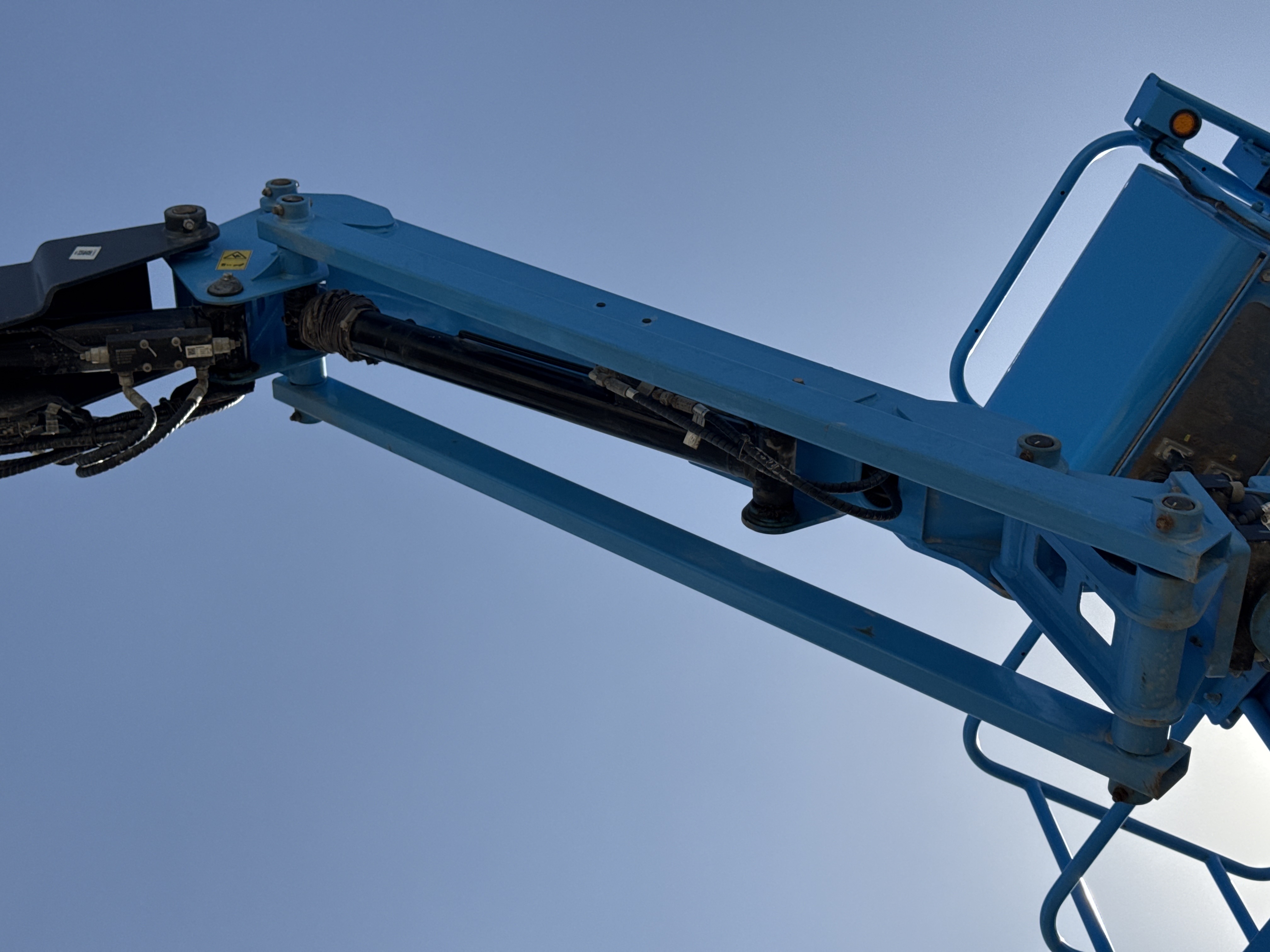 BLA-002-Sinoboom-AB15J-Boom-lifts-inspection-Chassis-Articulated-boom-jib-cylinder-2