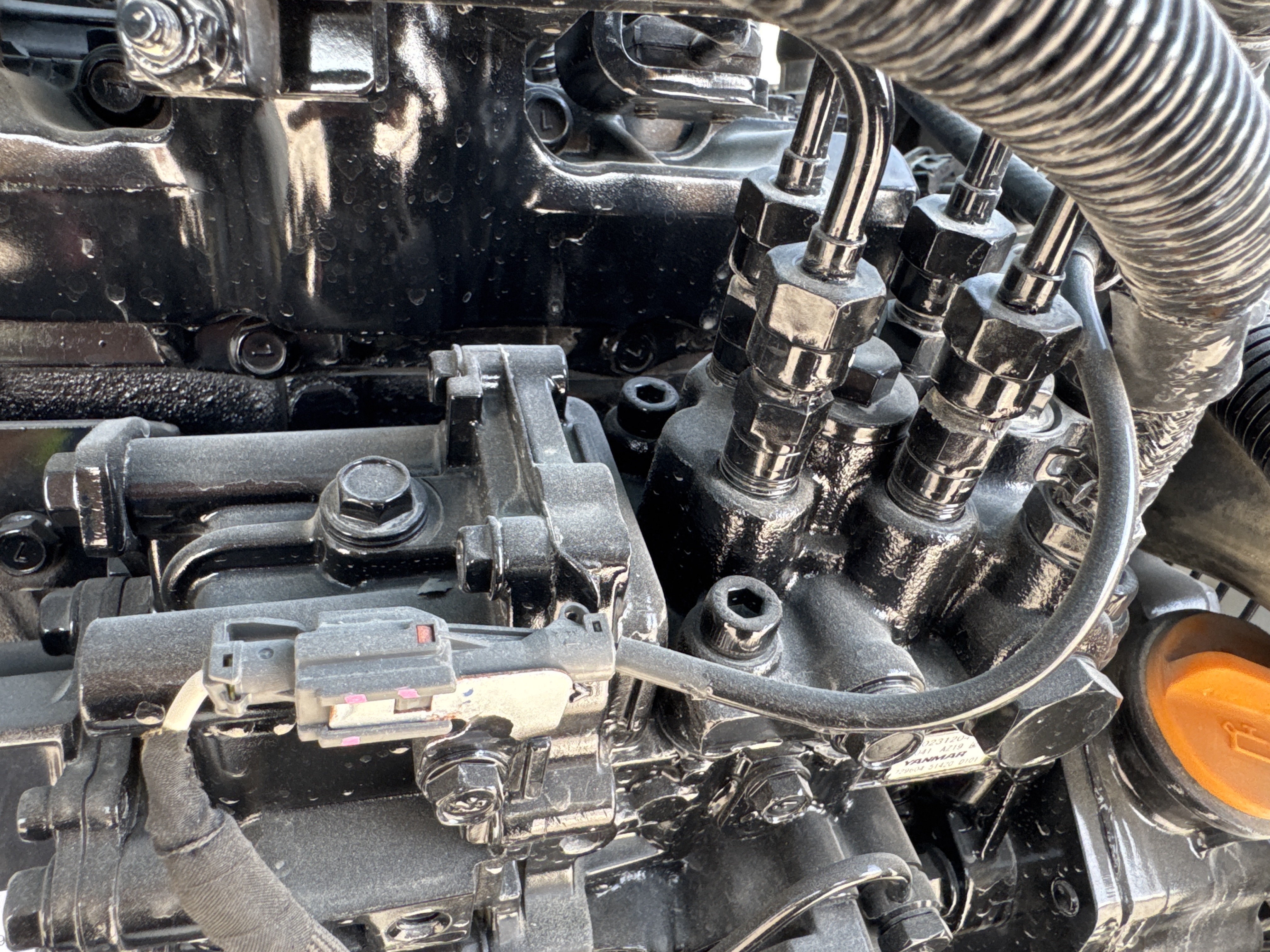 BLA-002-Sinoboom-AB15J-Boom-lifts-inspection-Engine-Fuel-leaks-2