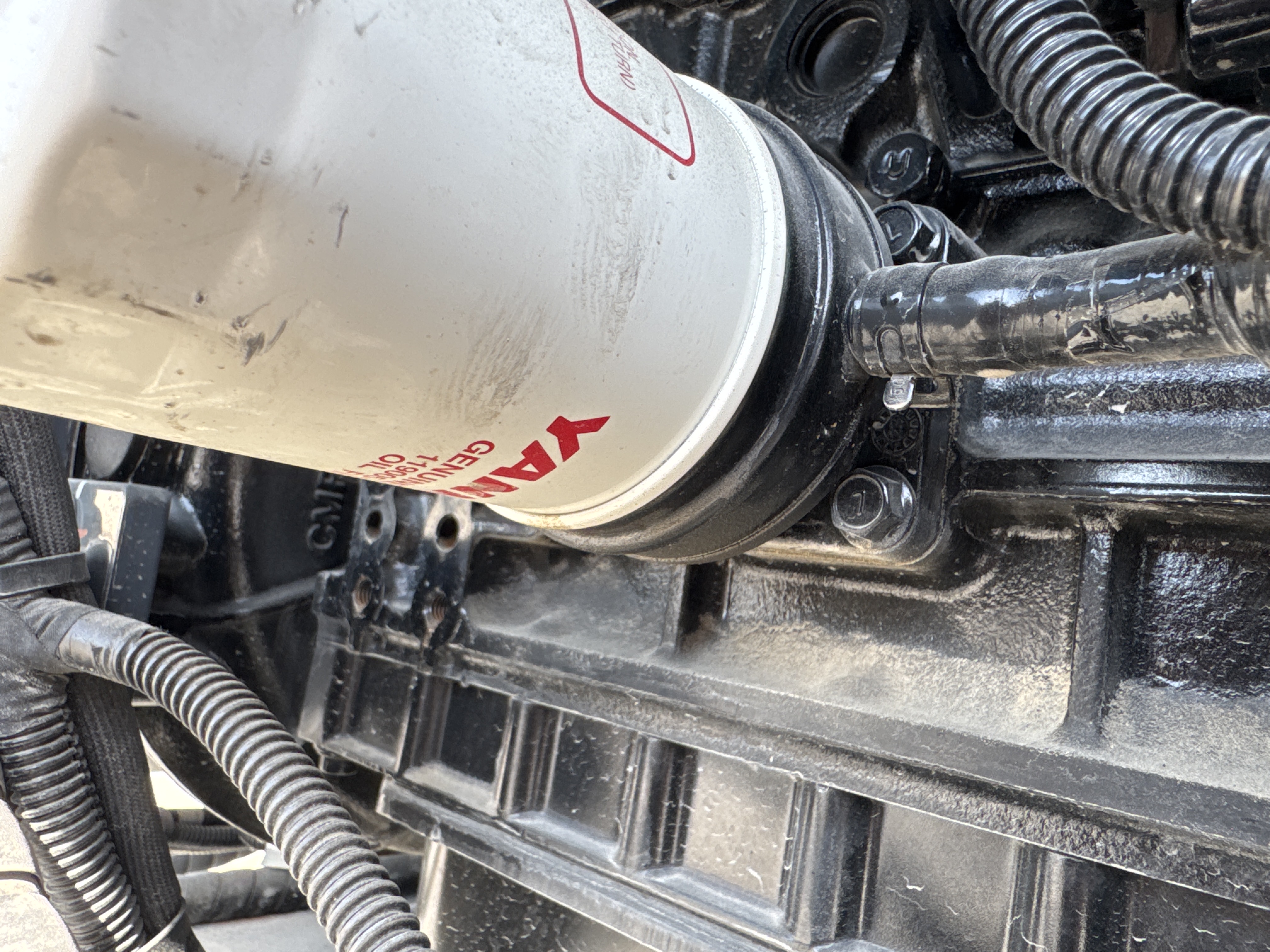 BLA-002-Sinoboom-AB15J-Boom-lifts-inspection-Engine-Engine-oil-leaks-2