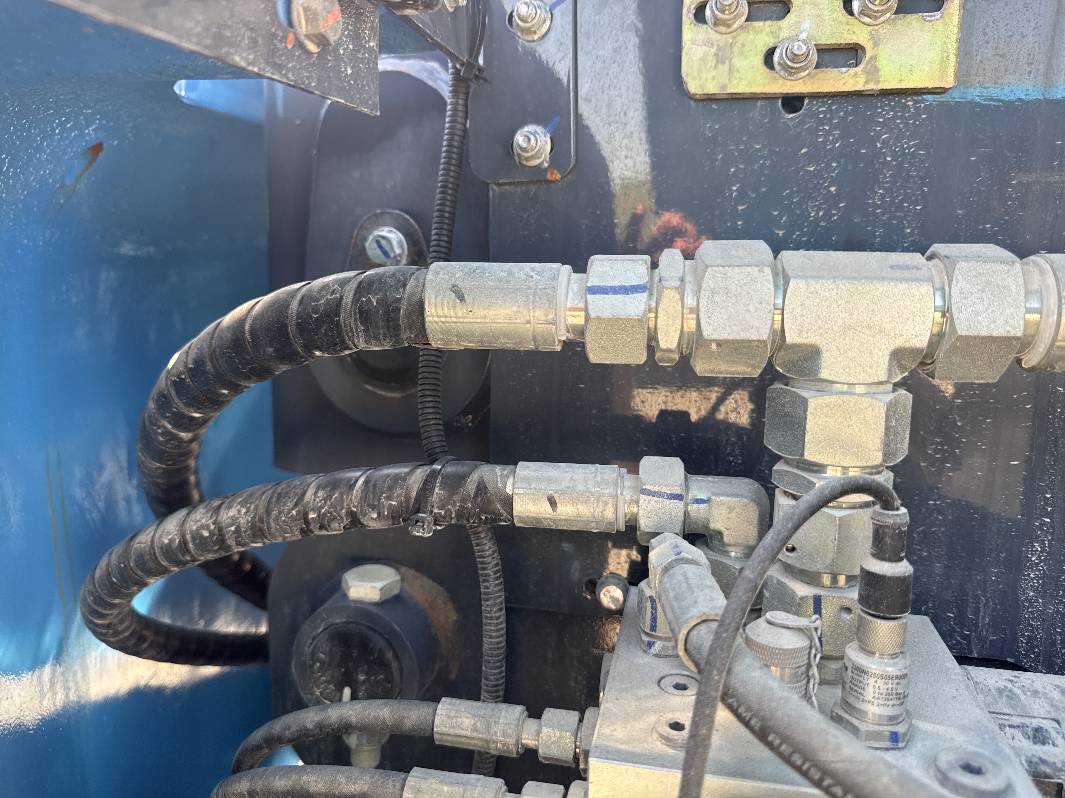 BLA-002-Sinoboom-AB15J-Boom-lifts-inspection-Hydraulics-Hydraulic-hoses-and-lines-2