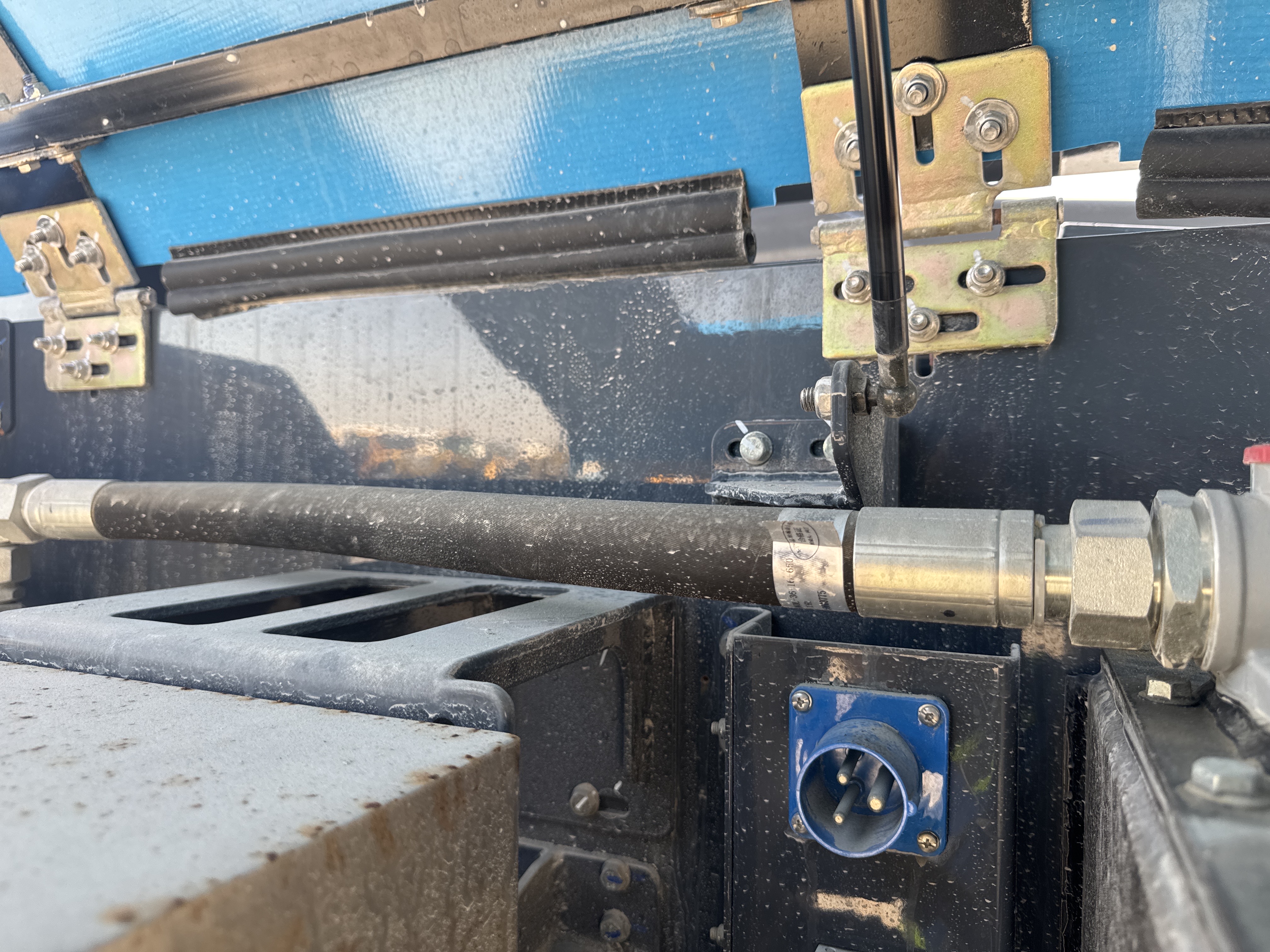 BLA-002-Sinoboom-AB15J-Boom-lifts-inspection-Hydraulics-Hydraulic-hoses-and-lines-2