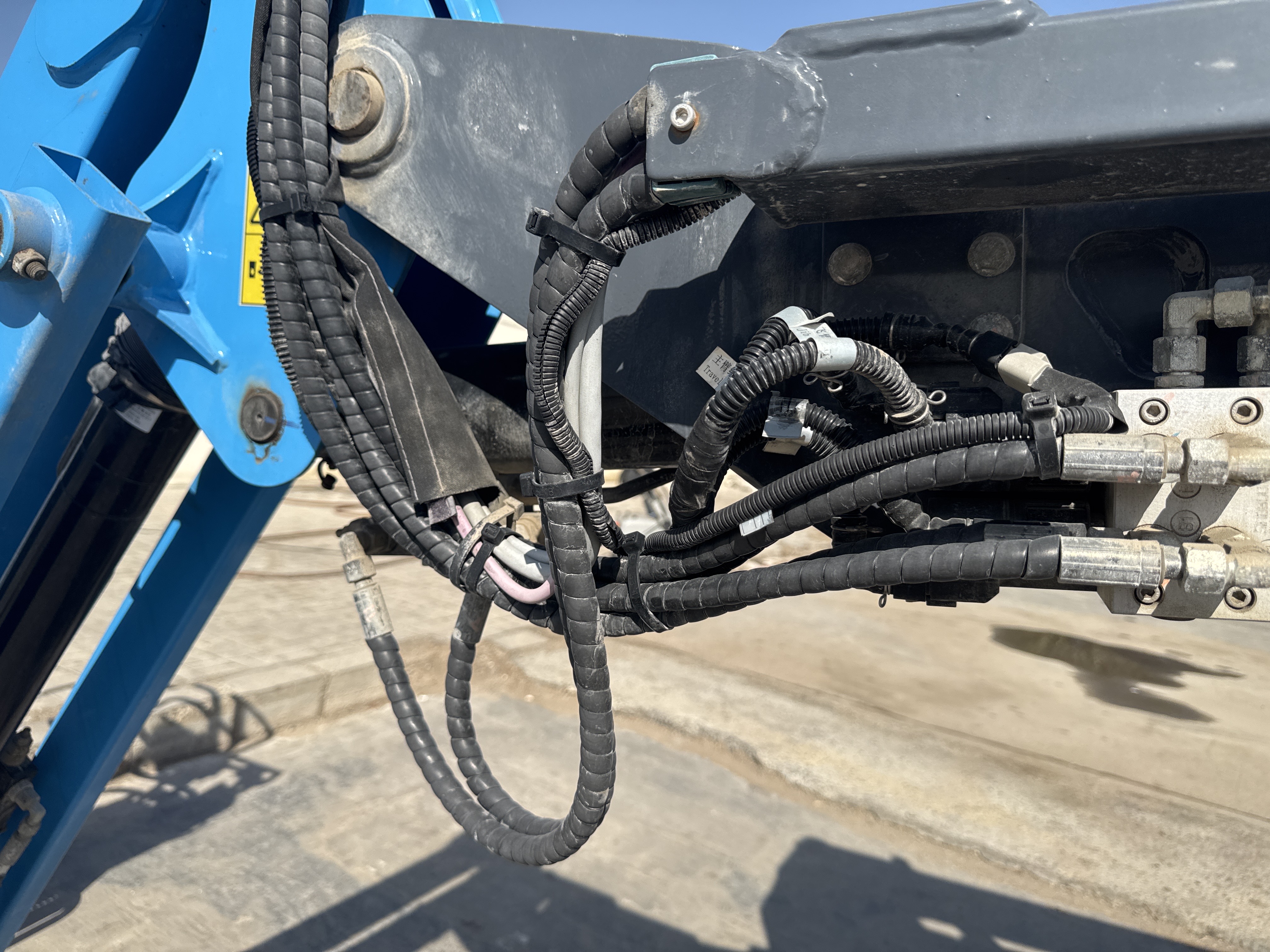 BLA-002-Sinoboom-AB15J-Boom-lifts-inspection-Hydraulics-Hydraulic-hoses-and-lines-2