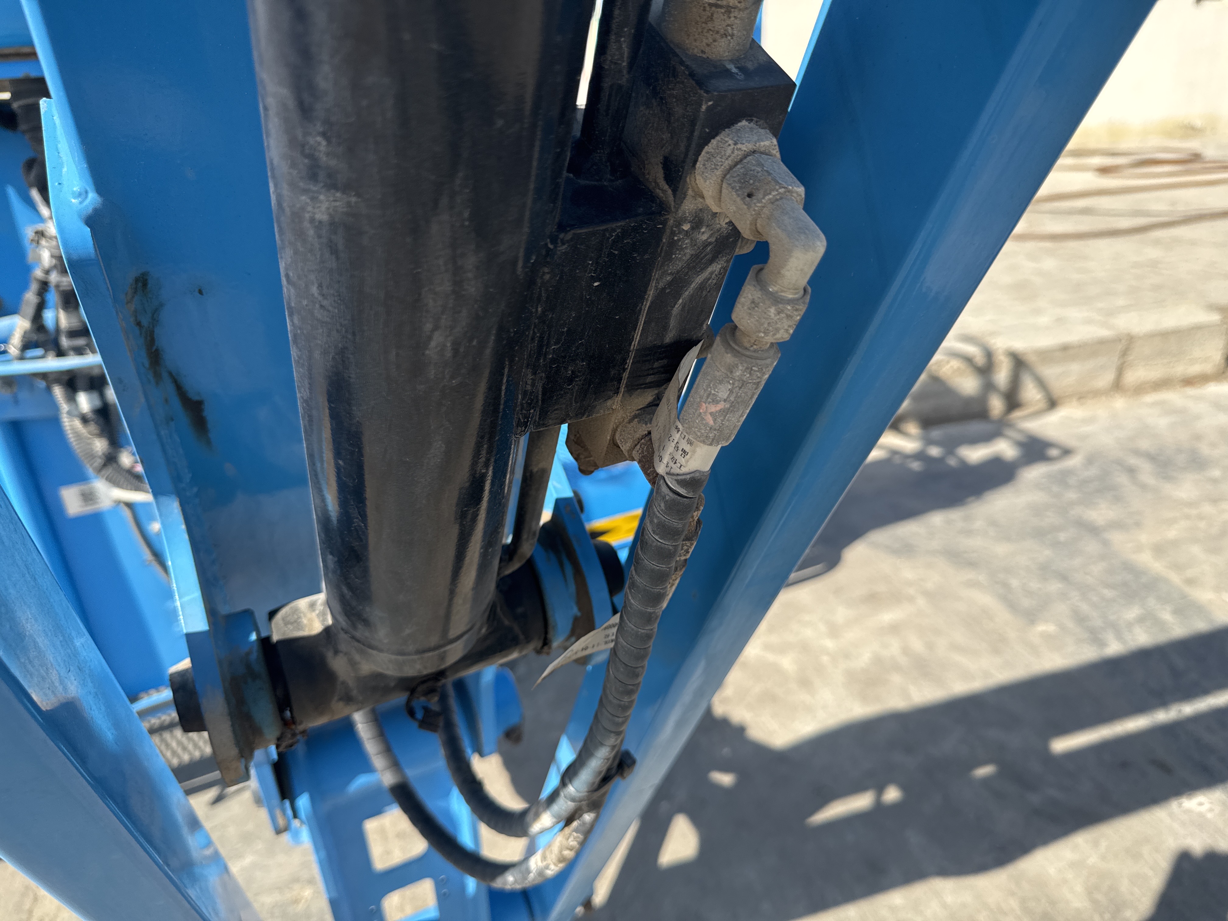 BLA-002-Sinoboom-AB15J-Boom-lifts-inspection-Hydraulics-Hydraulic-hoses-and-lines-2