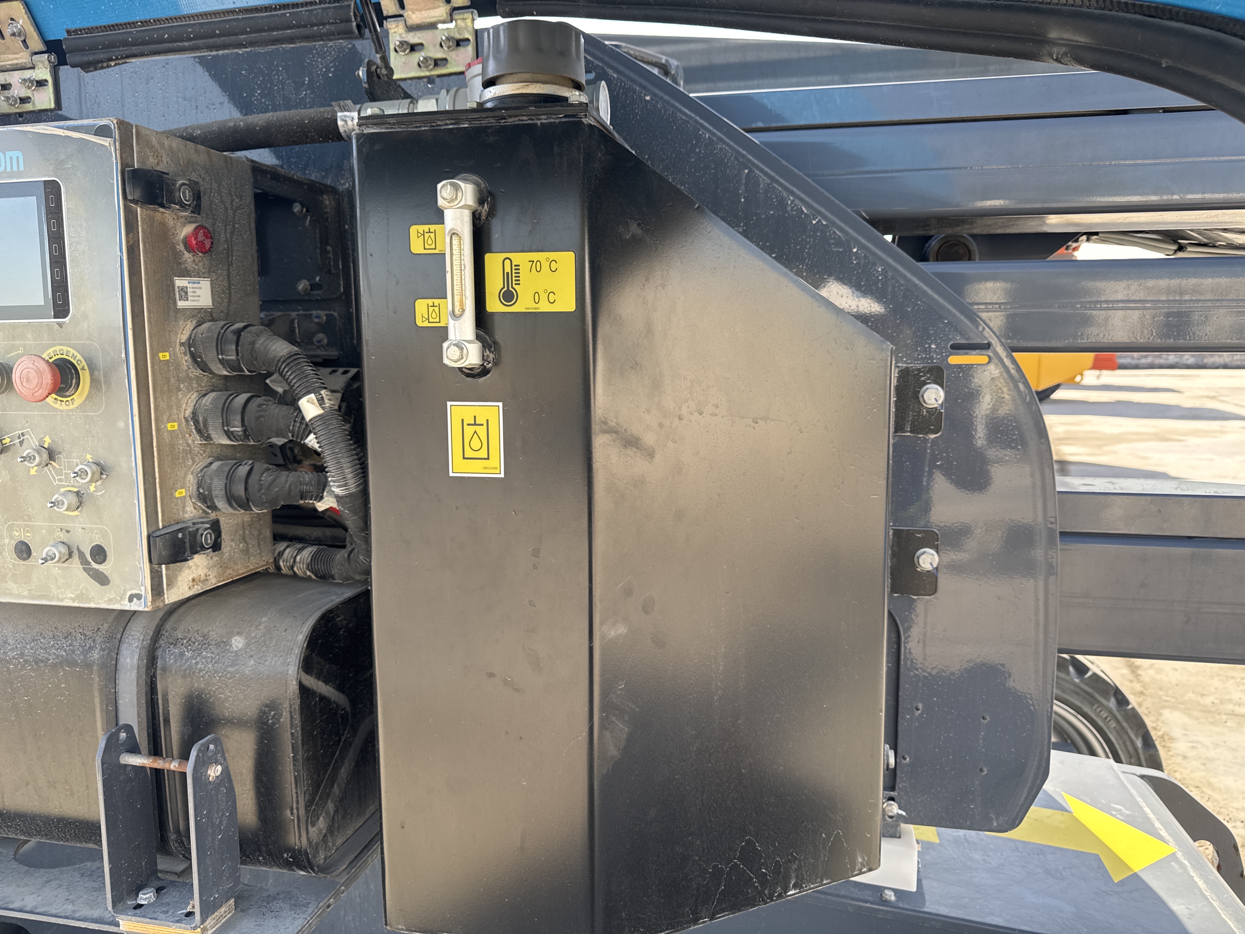 BLA-002-Sinoboom-AB15J-Boom-lifts-inspection-Hydraulics-Hydraulic-Tank-2