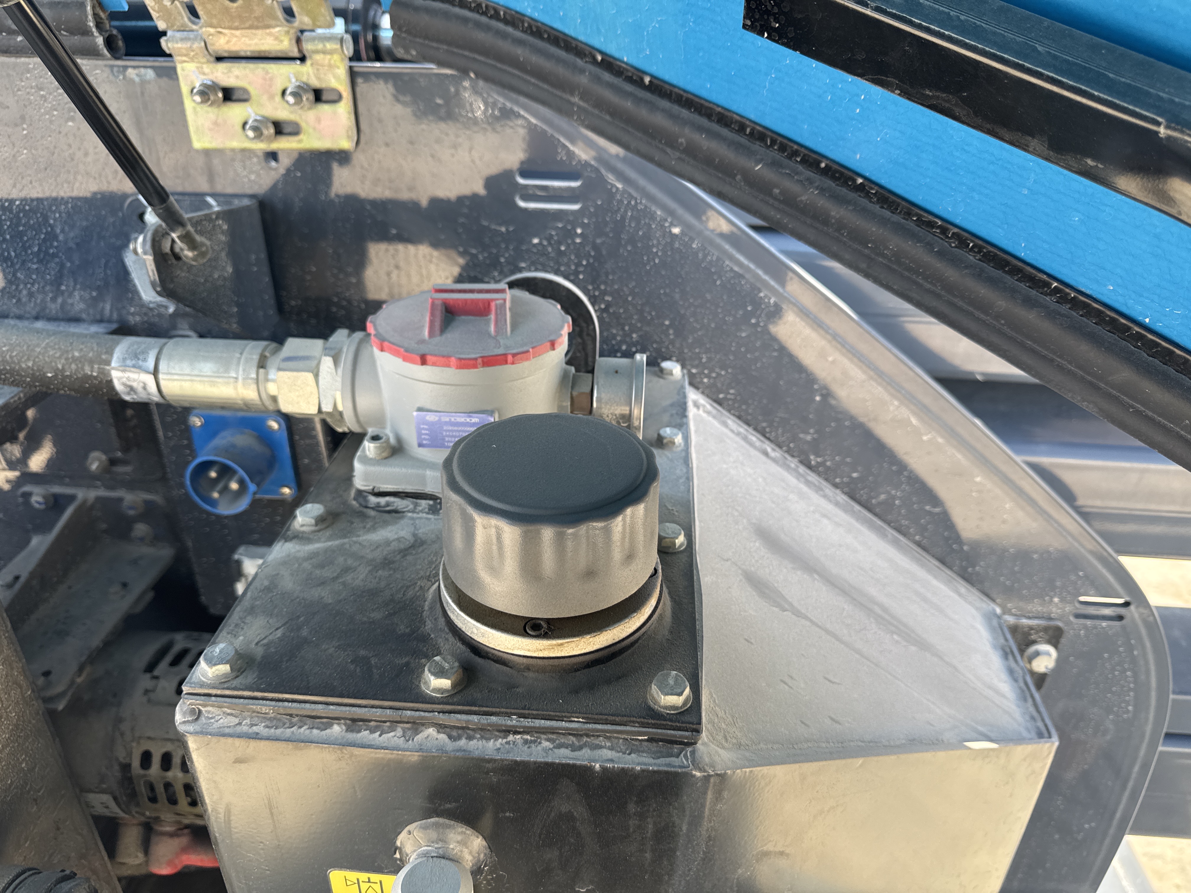 BLA-002-Sinoboom-AB15J-Boom-lifts-inspection-Hydraulics-Hydraulic-Tank-2