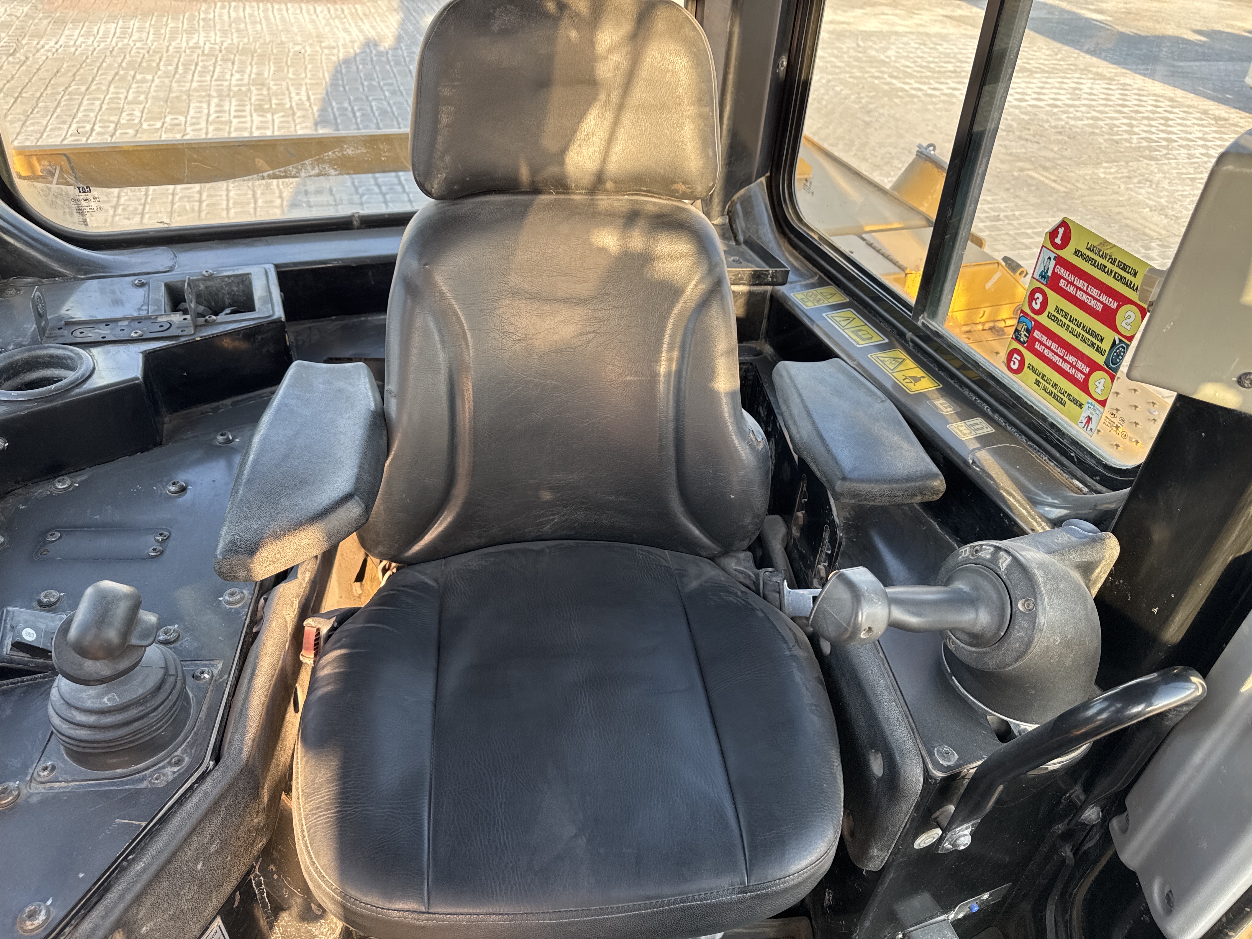 CDB-004-Cat-D6R-2-XL-Crawler-dozers-inspection-Cabin-Seats/armrests-2