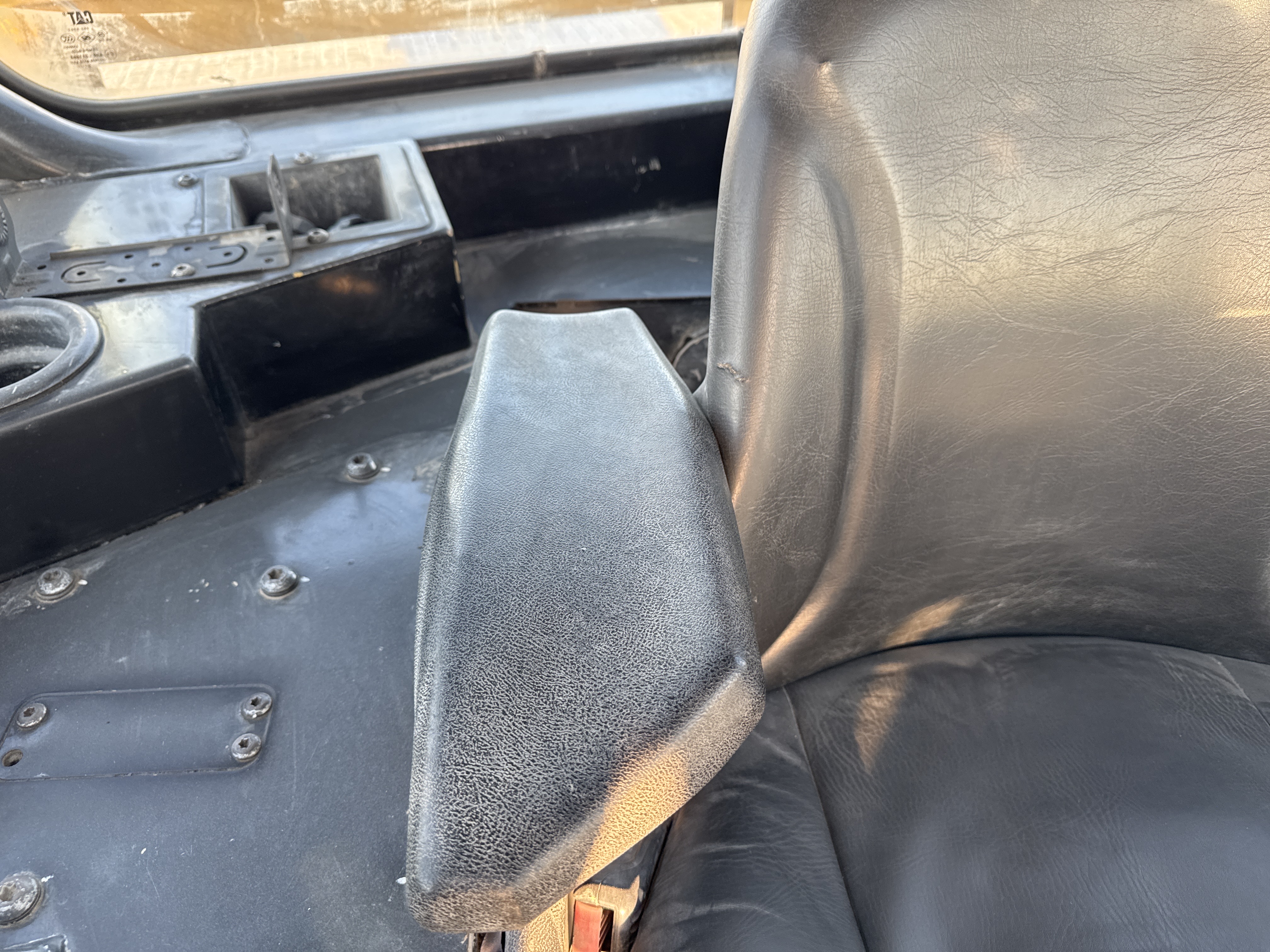 CDB-004-Cat-D6R-2-XL-Crawler-dozers-inspection-Cabin-Seats/armrests-2